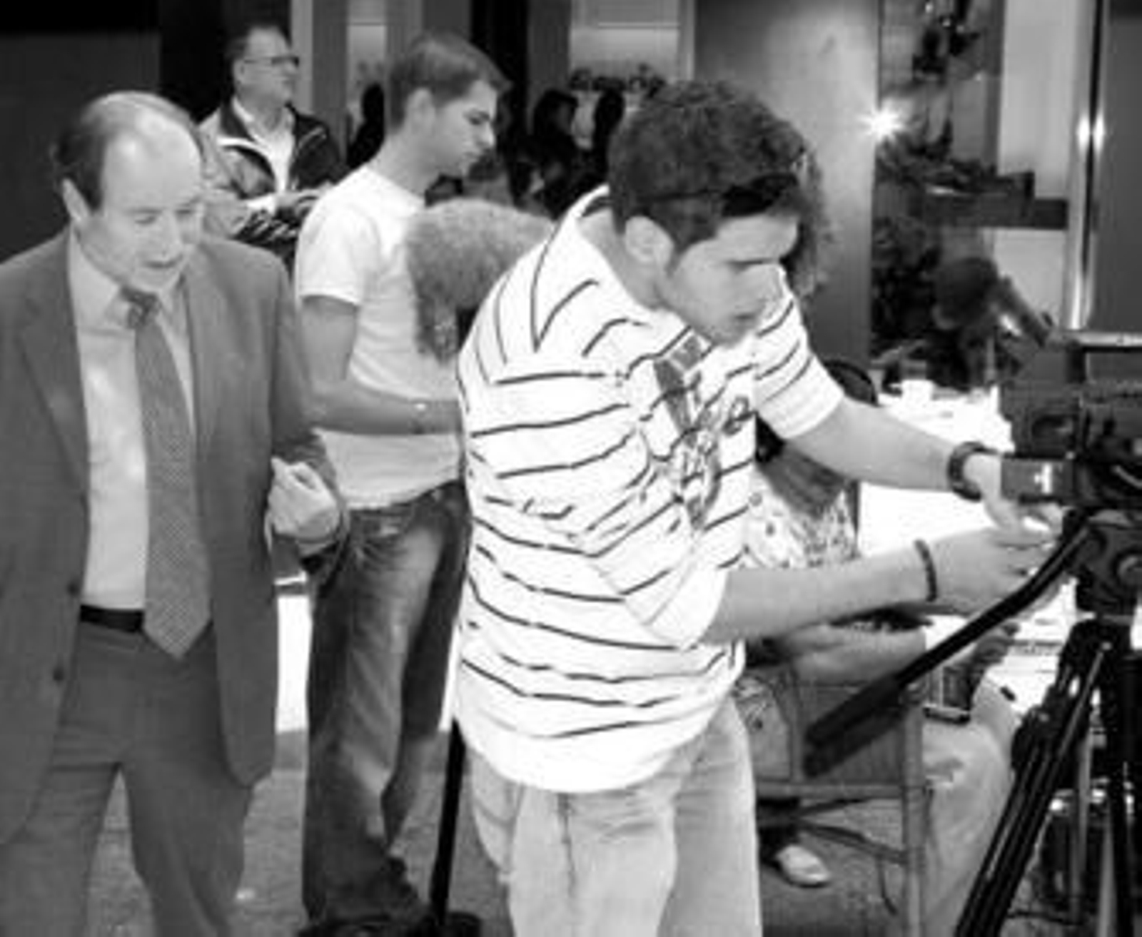 José Luis Sánchez, a la izquierda, dando instrucciones durante el rodaje.