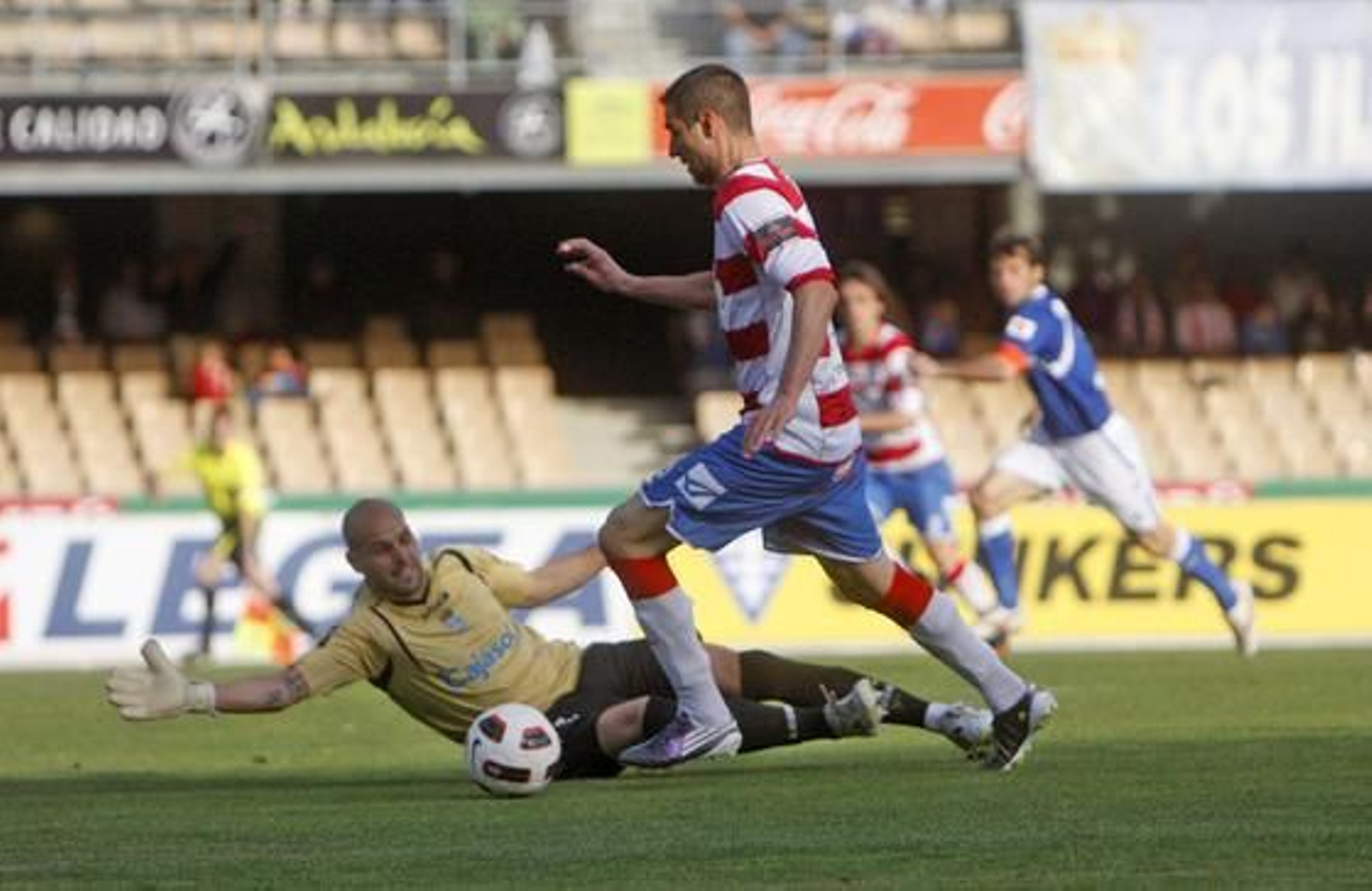 Azulinos y rojiblancos disputaron un encuentro muy igualado que, a dos minutos del final, se tradujo en un justo empate. 

Foto: Juan Carlos Toro