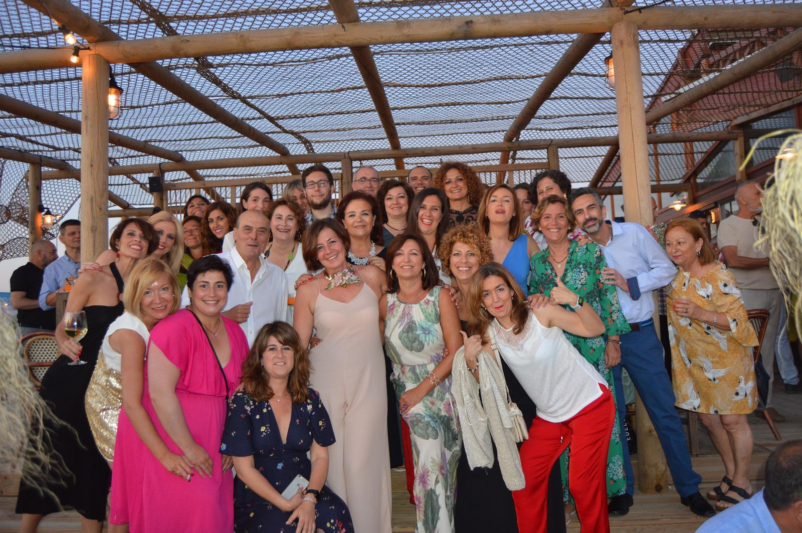 La anfitiriona Carmen Montes Fuentes, con un grupo de invitados que estuvieron presentes en la celebración de sus cincuenta cumpleaños en el Nahu Beach, amenizado por la orquesta Monkey Phyton.