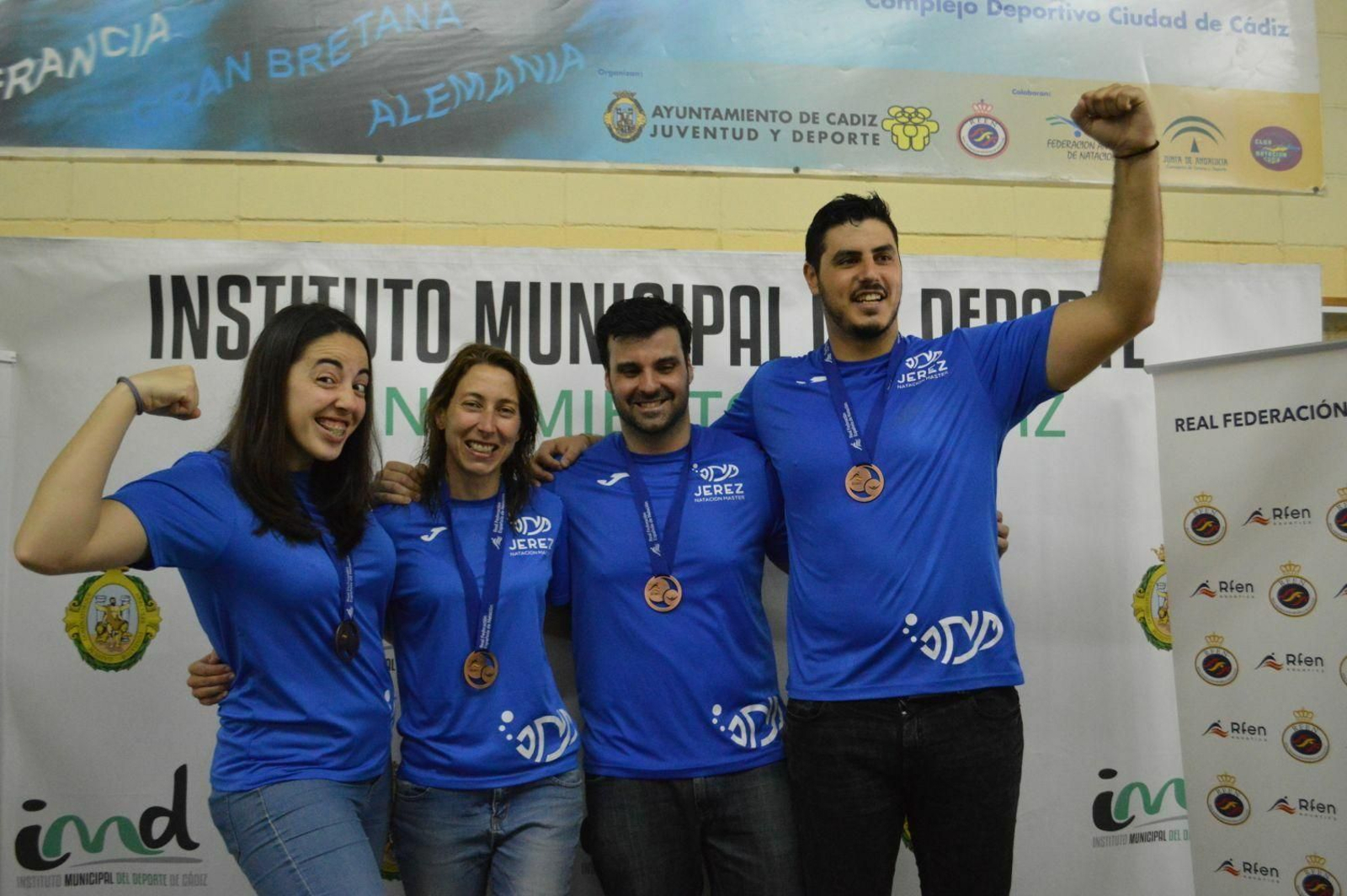 Irene Ruiz, Pilar Peral, Jesús Bernal y Roberto García, del relevo 4x200 libres mixto.