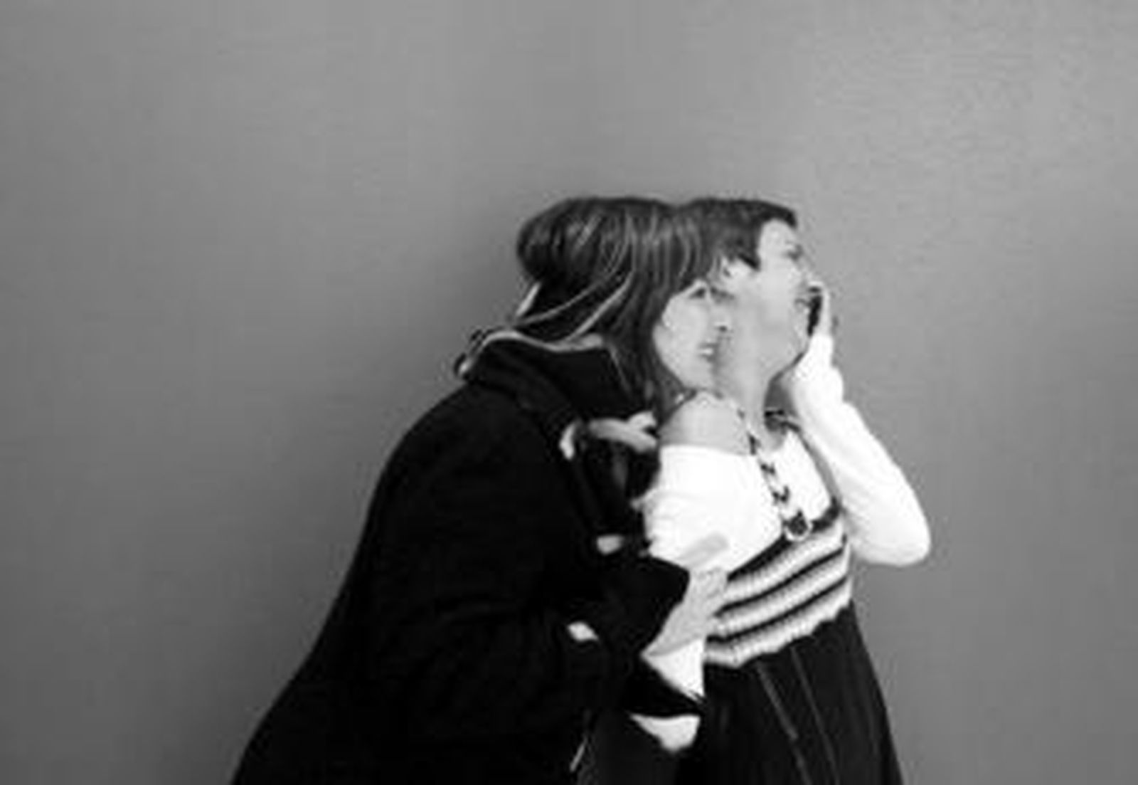 Silvie Nys y Maica Barroso demuestran la gran amistad que las une, tras la presentación de la obra ayer.