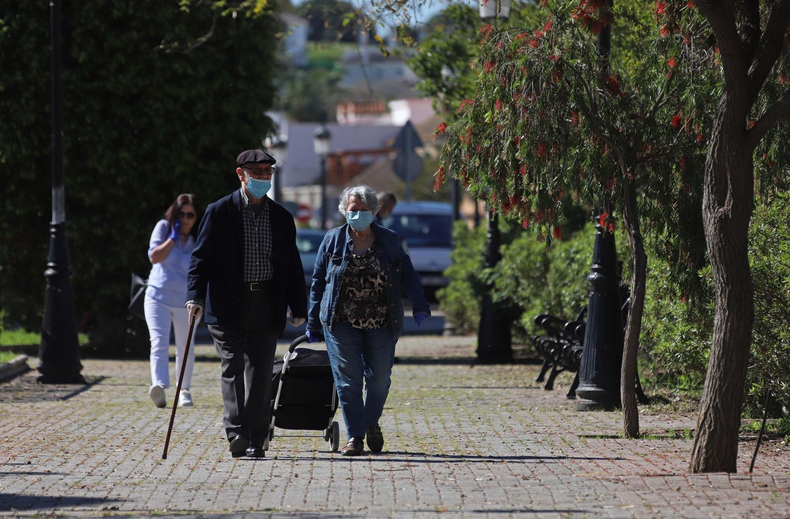 Vecinos de Los Barrios pasean este sábado por el casco urbano.