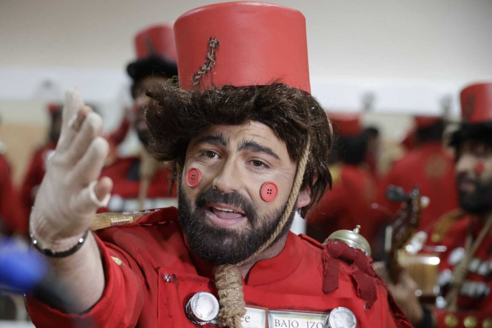 Chirigota 'Hotel resort y Cadi, aquí tiene usté su casa' en camerinos