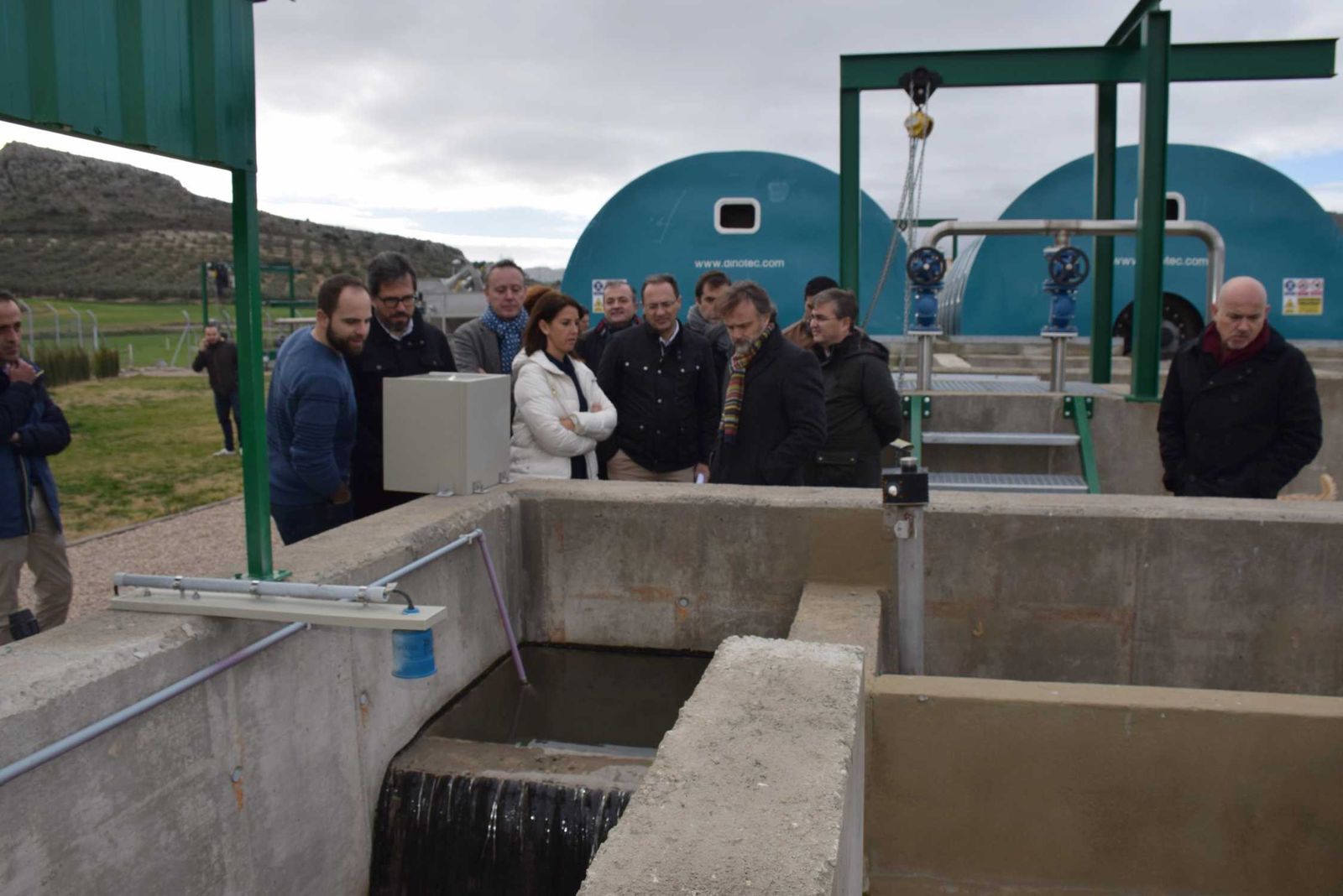 El consejero de Medio Ambiente, José Fiscal, visitó la nueva depuradora junto a una amplia comitiva.