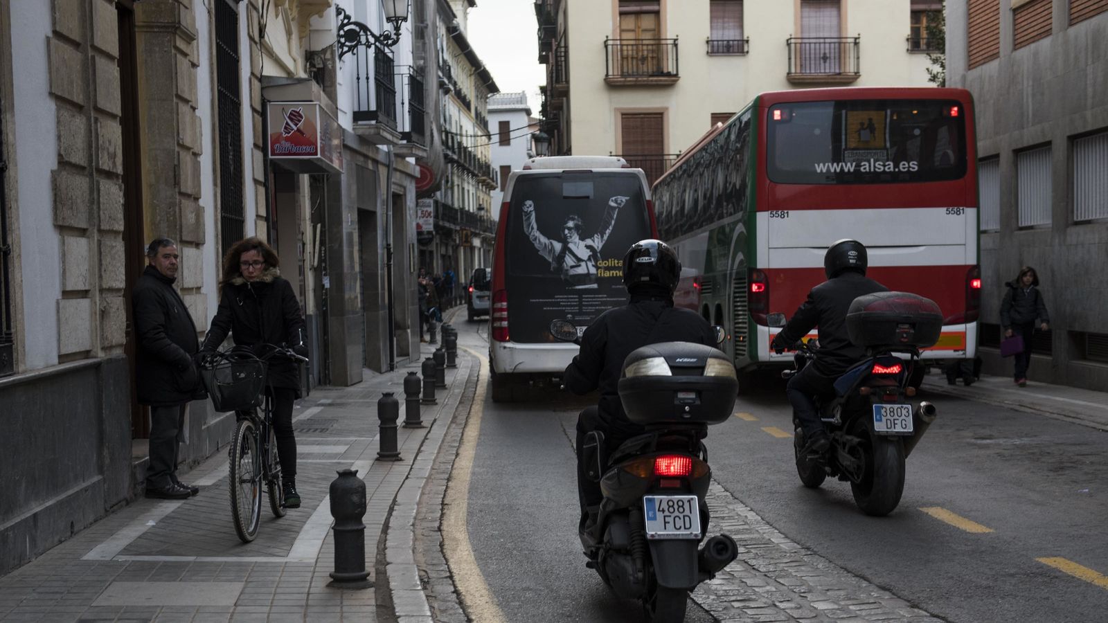 El trafico es más denso en los horarios de entrada y salida de los colegios.