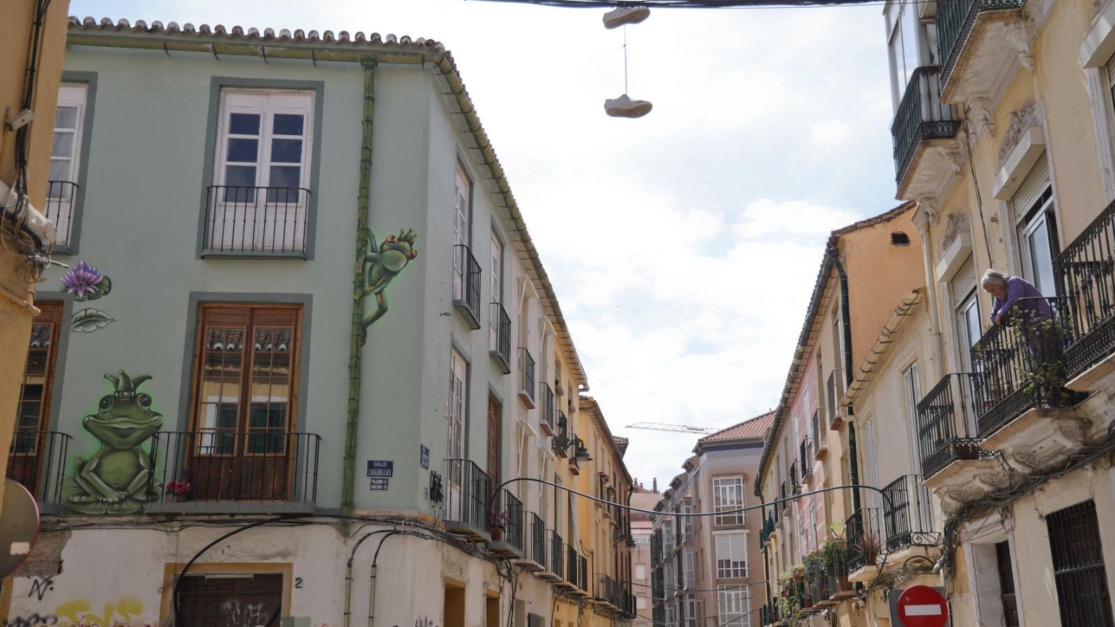 Edificios del vecindario decorados con murales