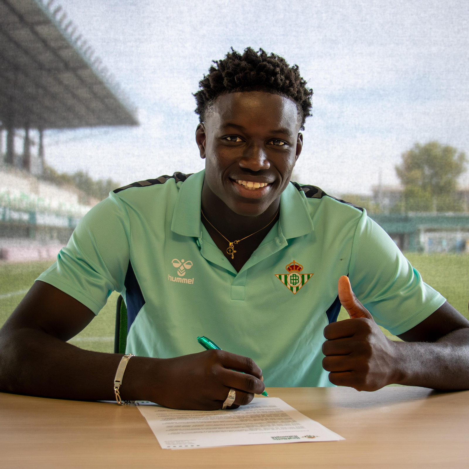 El central Nobel Mendy posa ante su nuevo contrato.