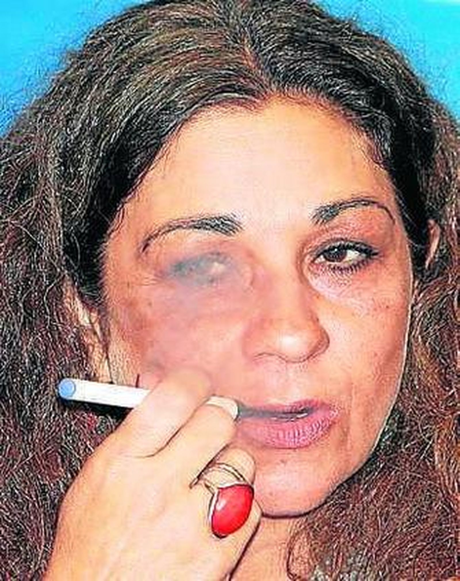 Lolita, con cigarro electrónico.