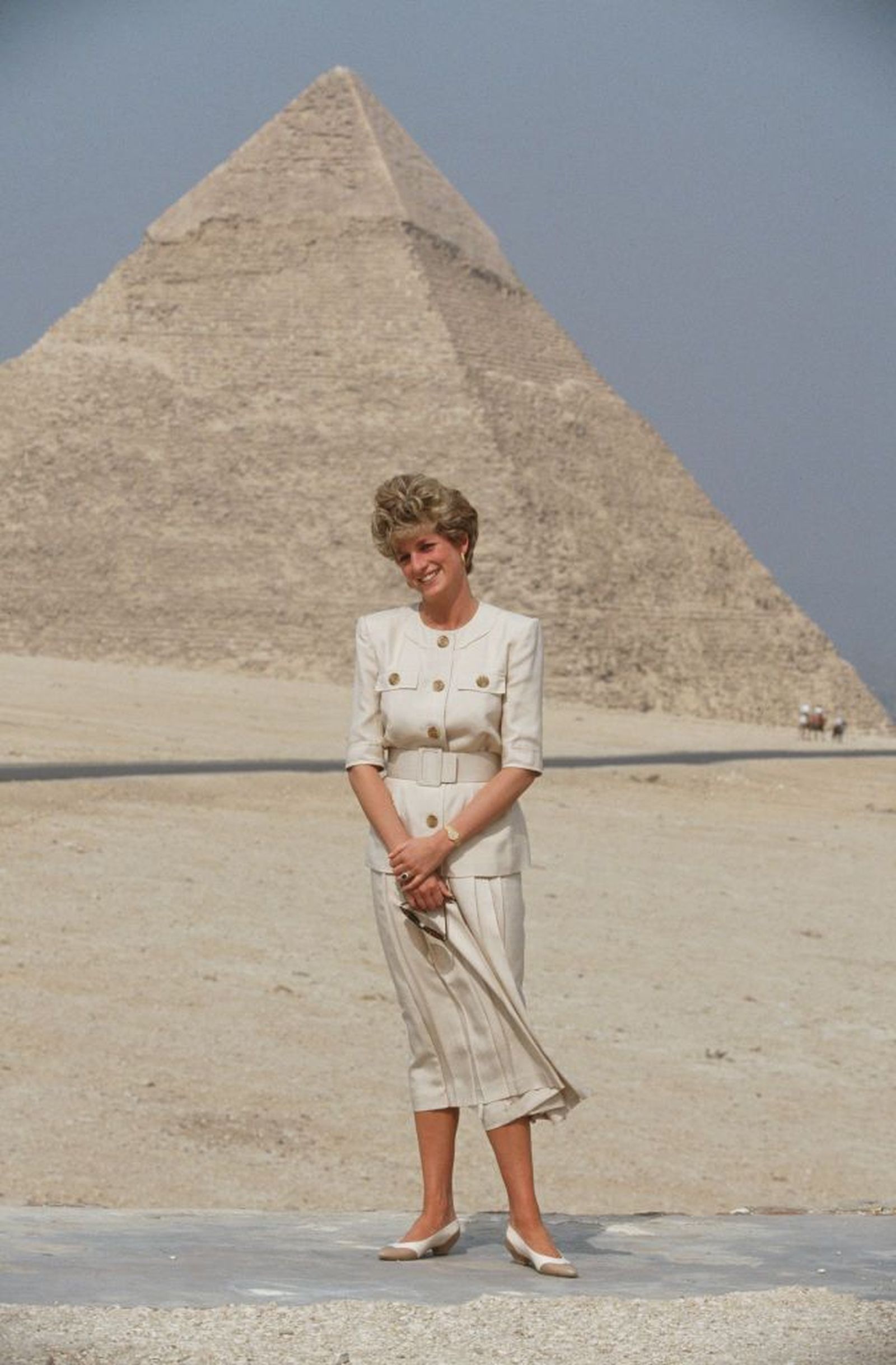La Diana de Gales real, ante las pirámides de Giza en Egipto, en su viaje el año 1992.