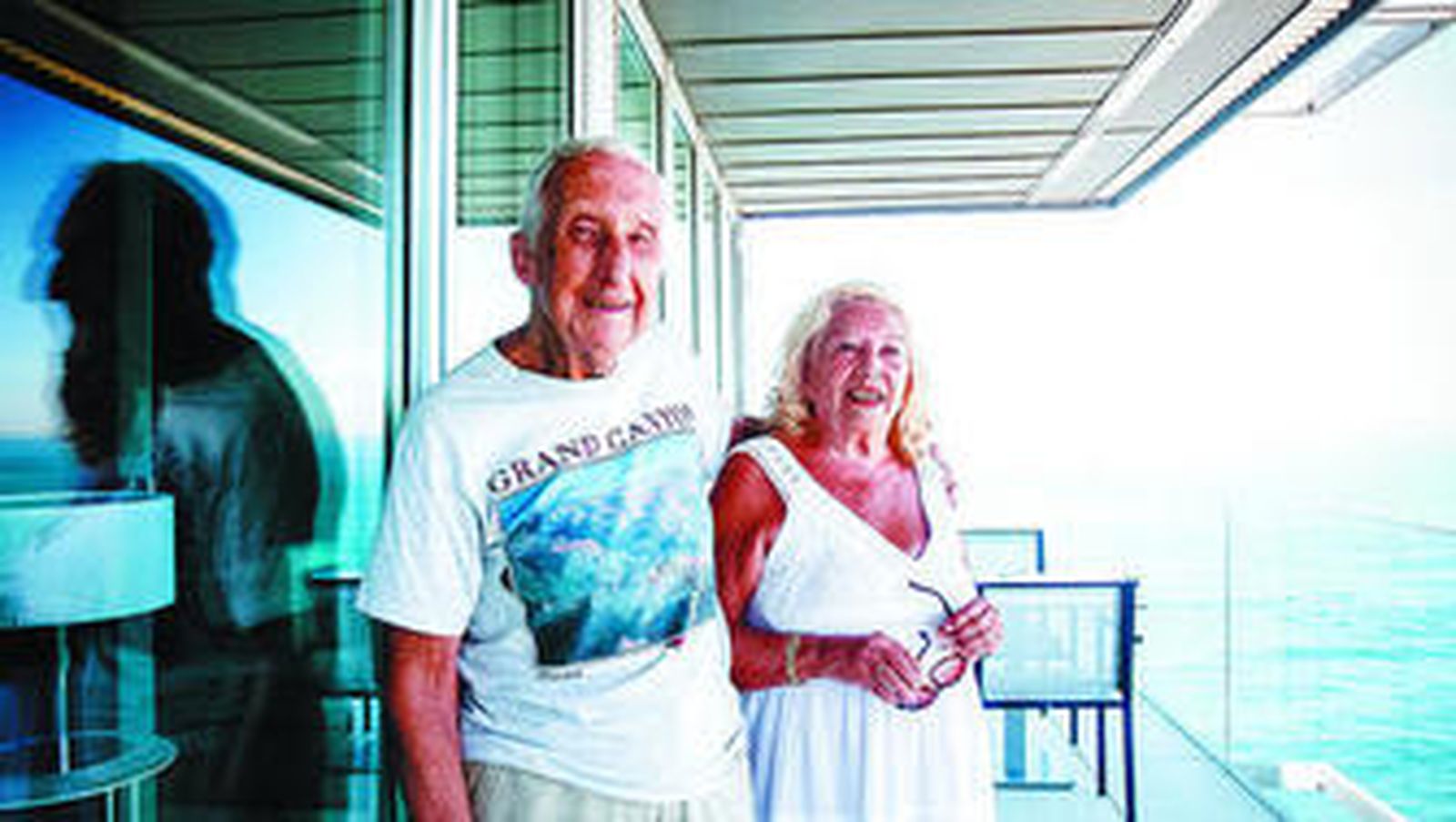 El matrimonio formado por Antonio Porras y Adela Losada, ayer en la terraza de la suite en la que se hospedan en el hotel Atlántico.