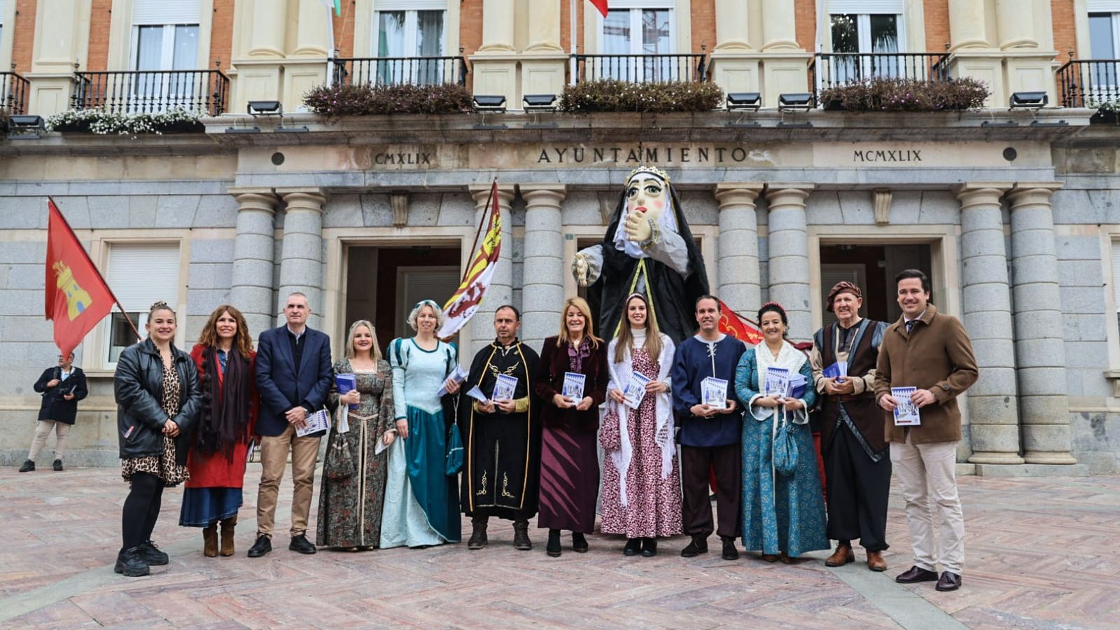 La coporación municipal de Huelva recibe a la alcaldesa de Palos de la Frontera y su equipo de gobierno.