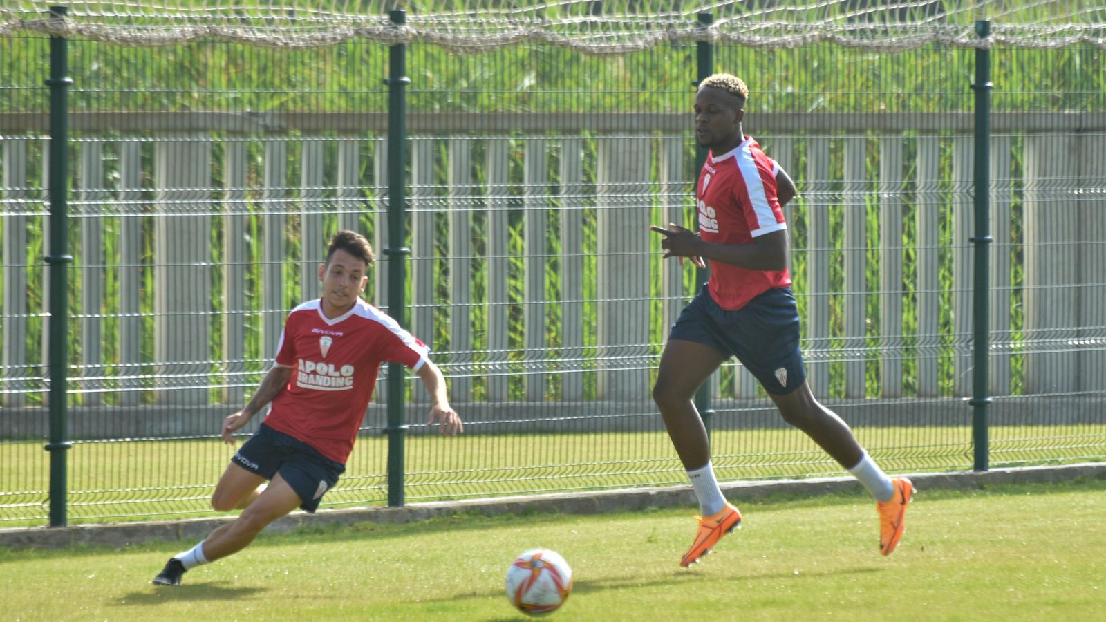 Admonio, a la derecha, observa a Álvaro Romero.