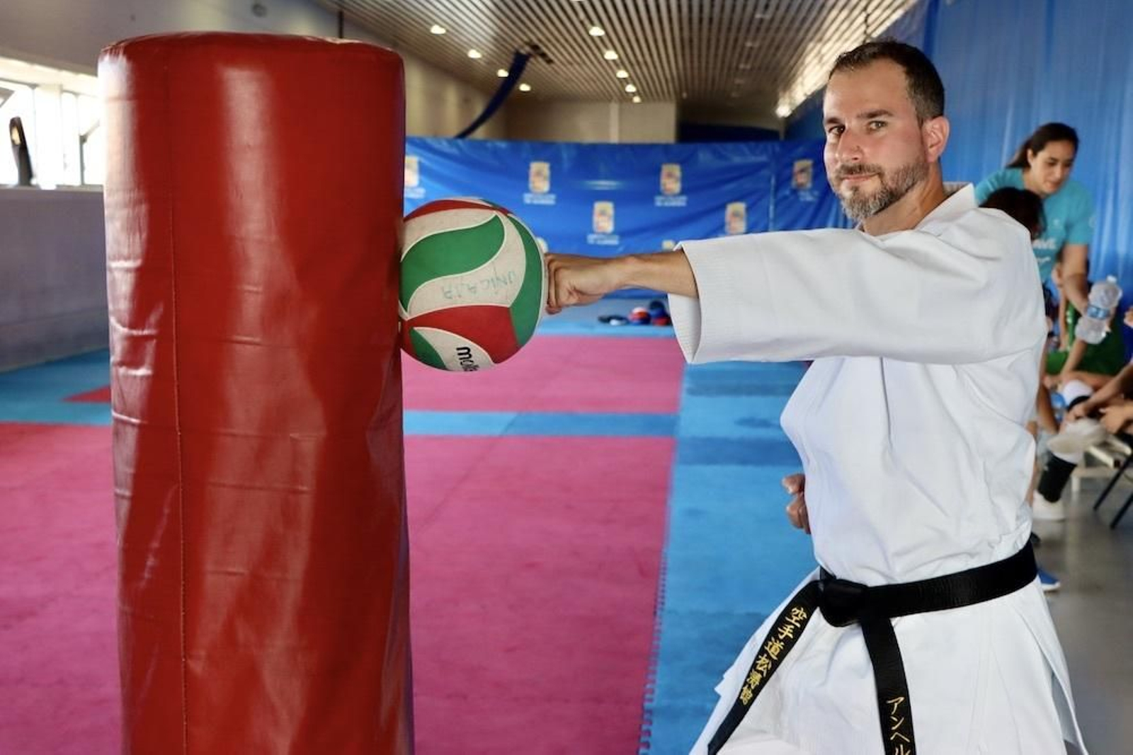 Ángel Berenguel, técnico deportivo de kárate, sostiene con el puño un balón de voleibol. Ángel Berenguel, técnico deportivo de kárate, sostiene con el puño un balón de voleibol.