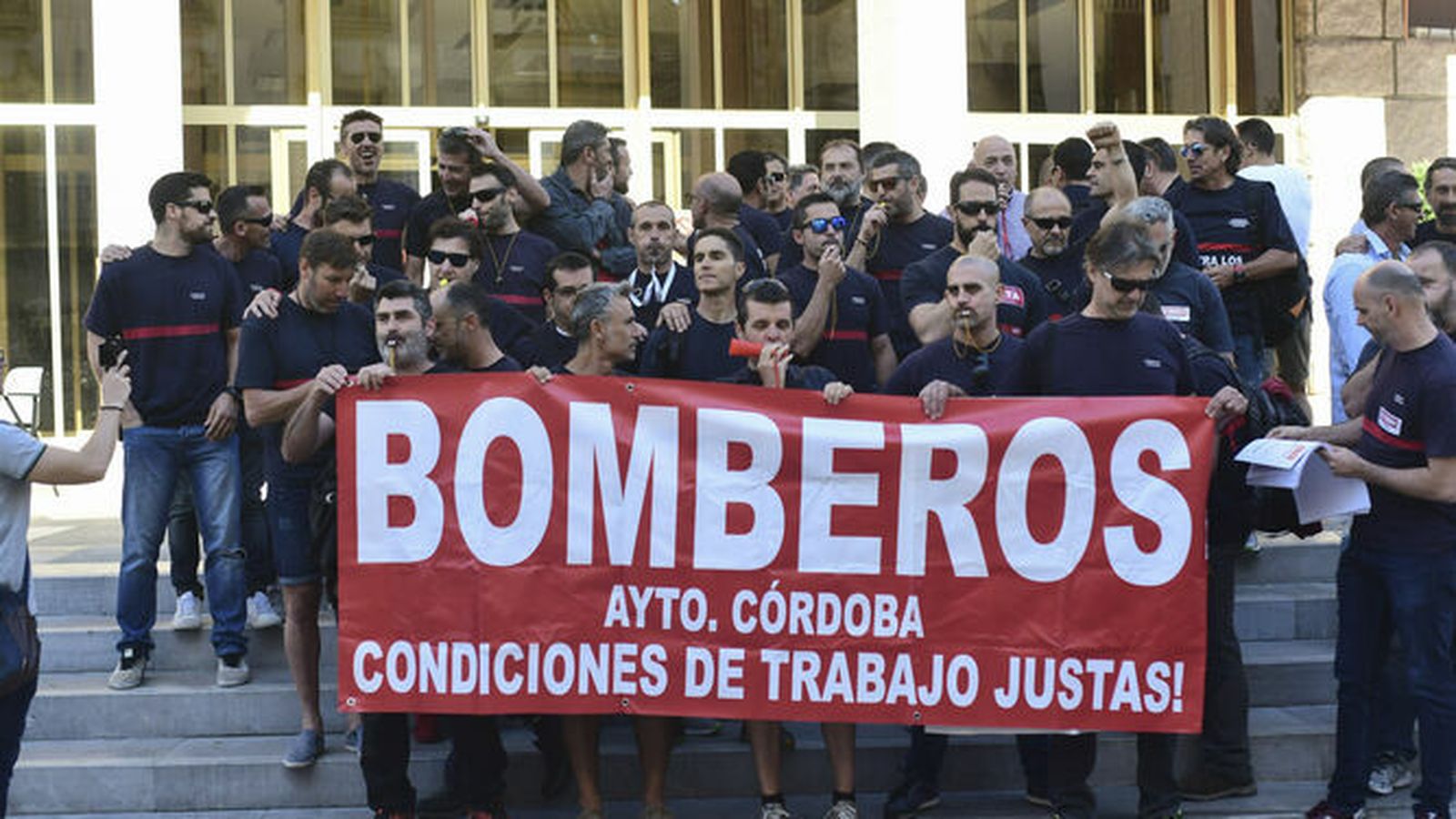 Concentración de los bomberos frente al Ayuntamiento durante el anterior mandato.