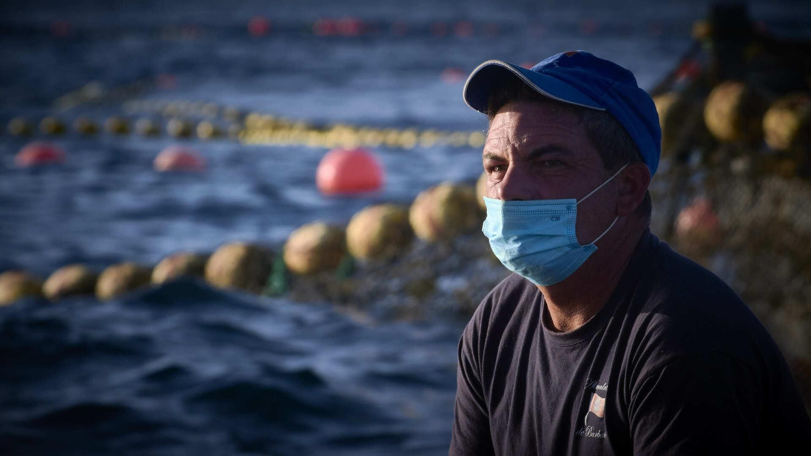 Un marinero con su mascarilla.
