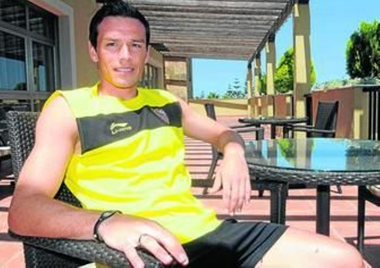 Piotr Trochowski posa en la terraza del hotel de concentración.