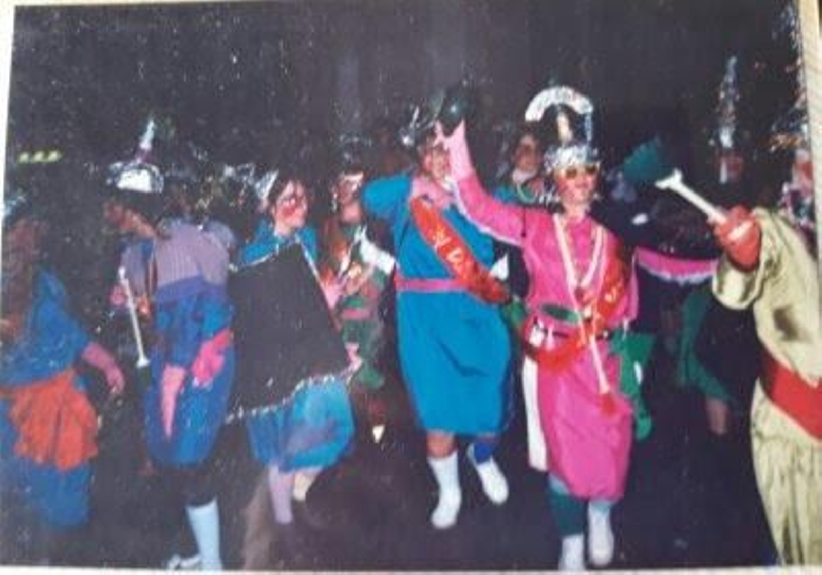 Fotos históricas de la primera chirigota callejera realizada por mujeres