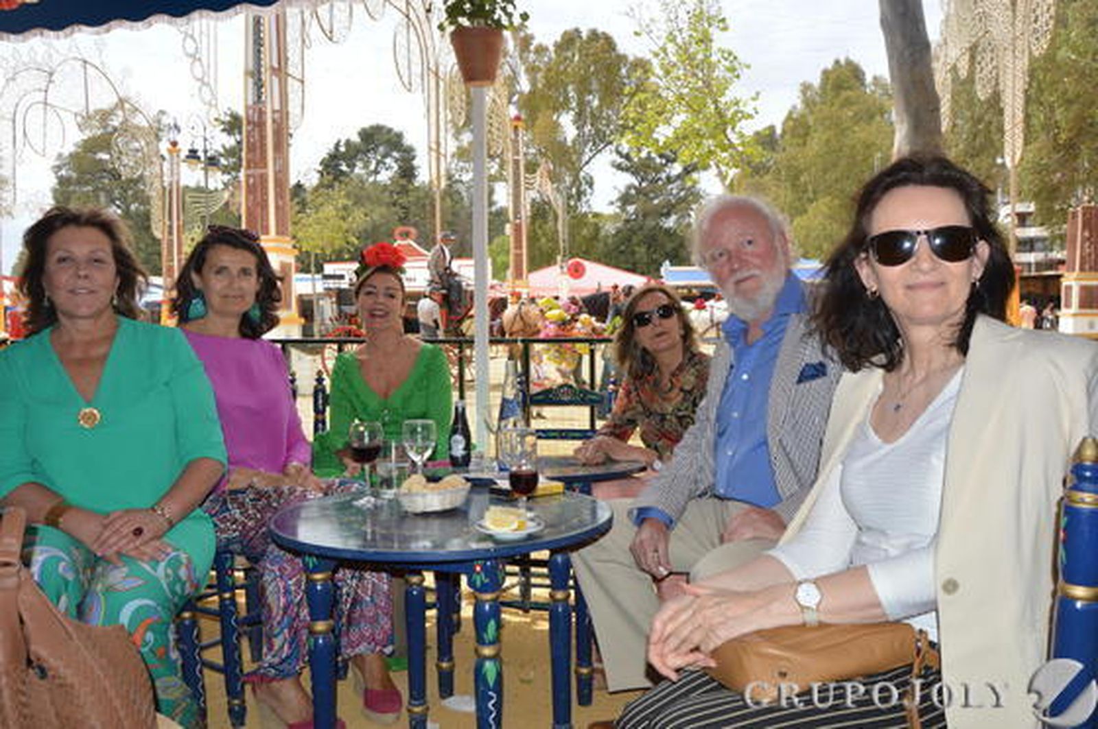 Blanca Pemán, Mamen González-Navia, Carolina Ruiz-Mateos, Pilar Pastor, Ignacio Arizón y Mercedes González-Navia, compartieron mesa en el Casino Nacional.  Foto: Ignacio Casas de Ciria