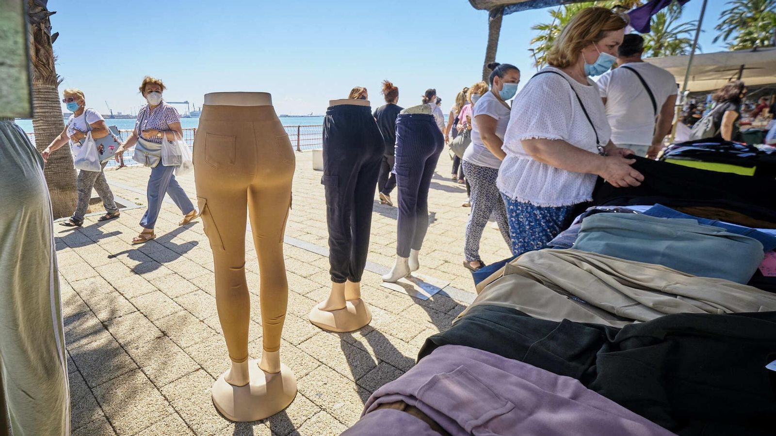 Mitades de maniquies exponen una colección de 'leggings' en uno de los puestos.