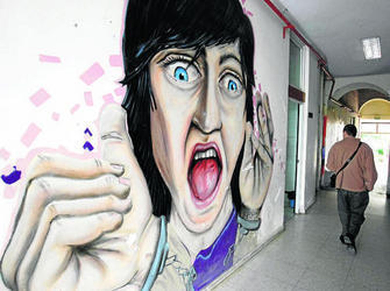 1 y 2. Algunas de las obras que recorren pasillos y el patio de la Escuela de Arte de Jerez. 3. Puerta principal del centro, con vistas a la Porvera. 4. Presidenta y vicepresidenta de alumnos colocan carteles sobre las movilizaciones. 4. El director de la Escuela, Neftalí Pérez, con alumnos de Diseño Gráfico en una de las aulas, días atrás. FOTOS: PASCUAL