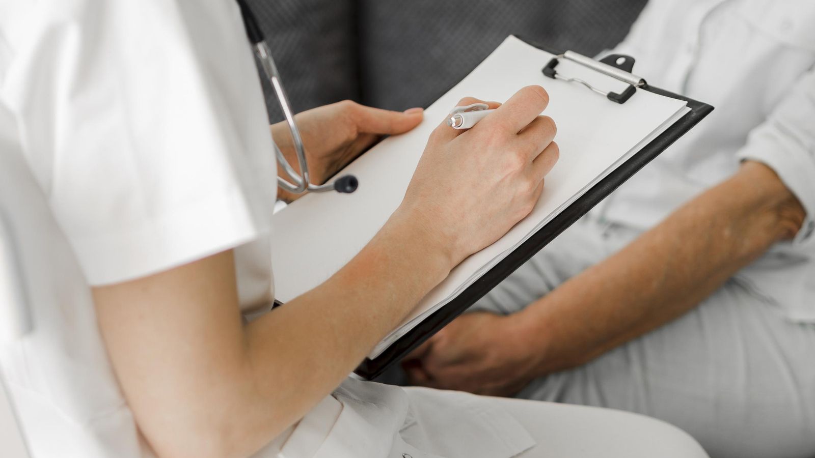 En el reflujo gastroesofágico, numerosos factores de riesgo juegan un papel fundamental: la edad, la obesidad, el consumo de tóxicos como alcohol y el tabaco