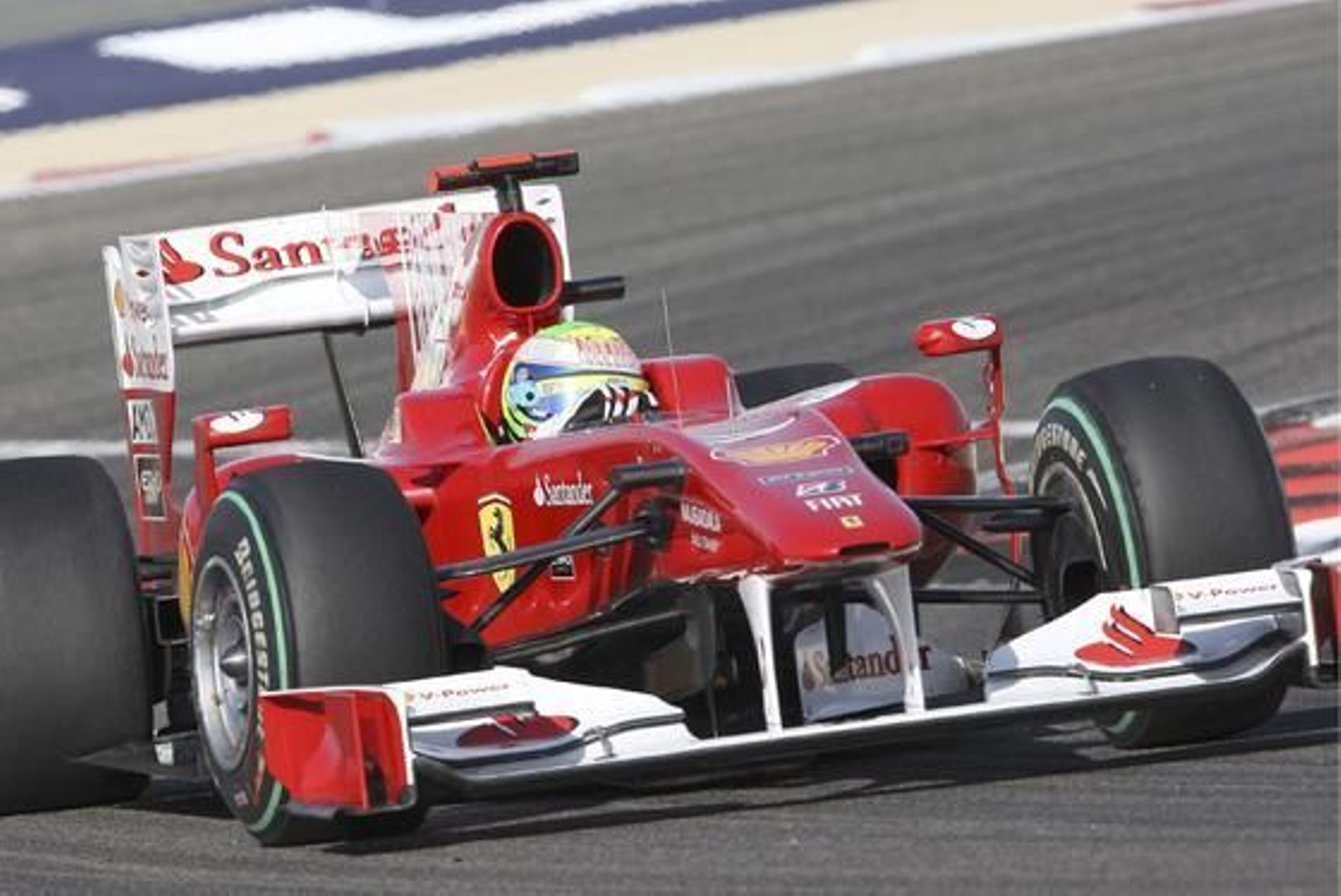 Fernando Alonso gana su primera carrera como piloto de Ferrari en Bahrein. / EFE
