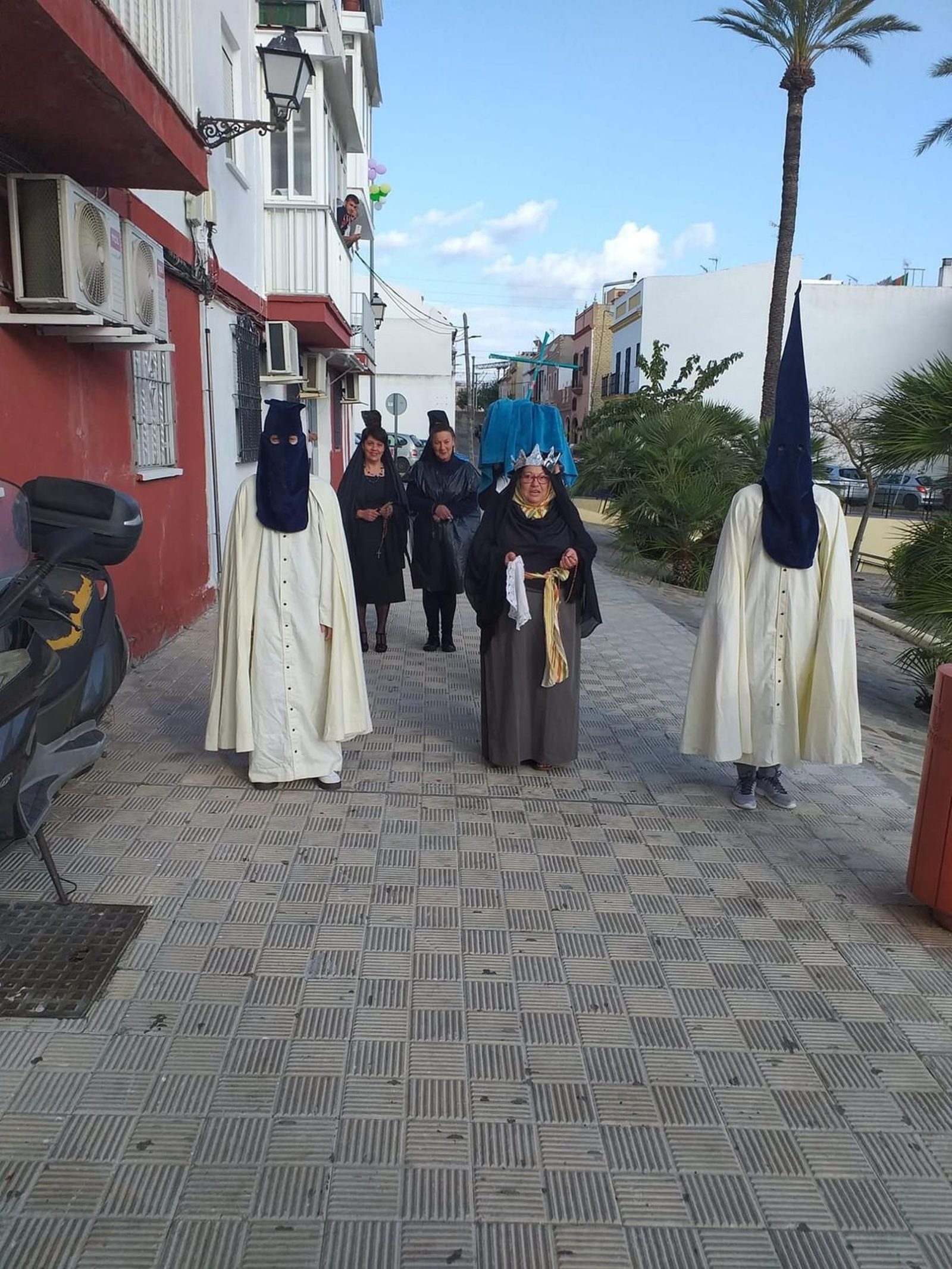 La Policía denuncia en Utrera a los protagonistas de un vídeo que bailaban vestidos de nazarenos por la cale