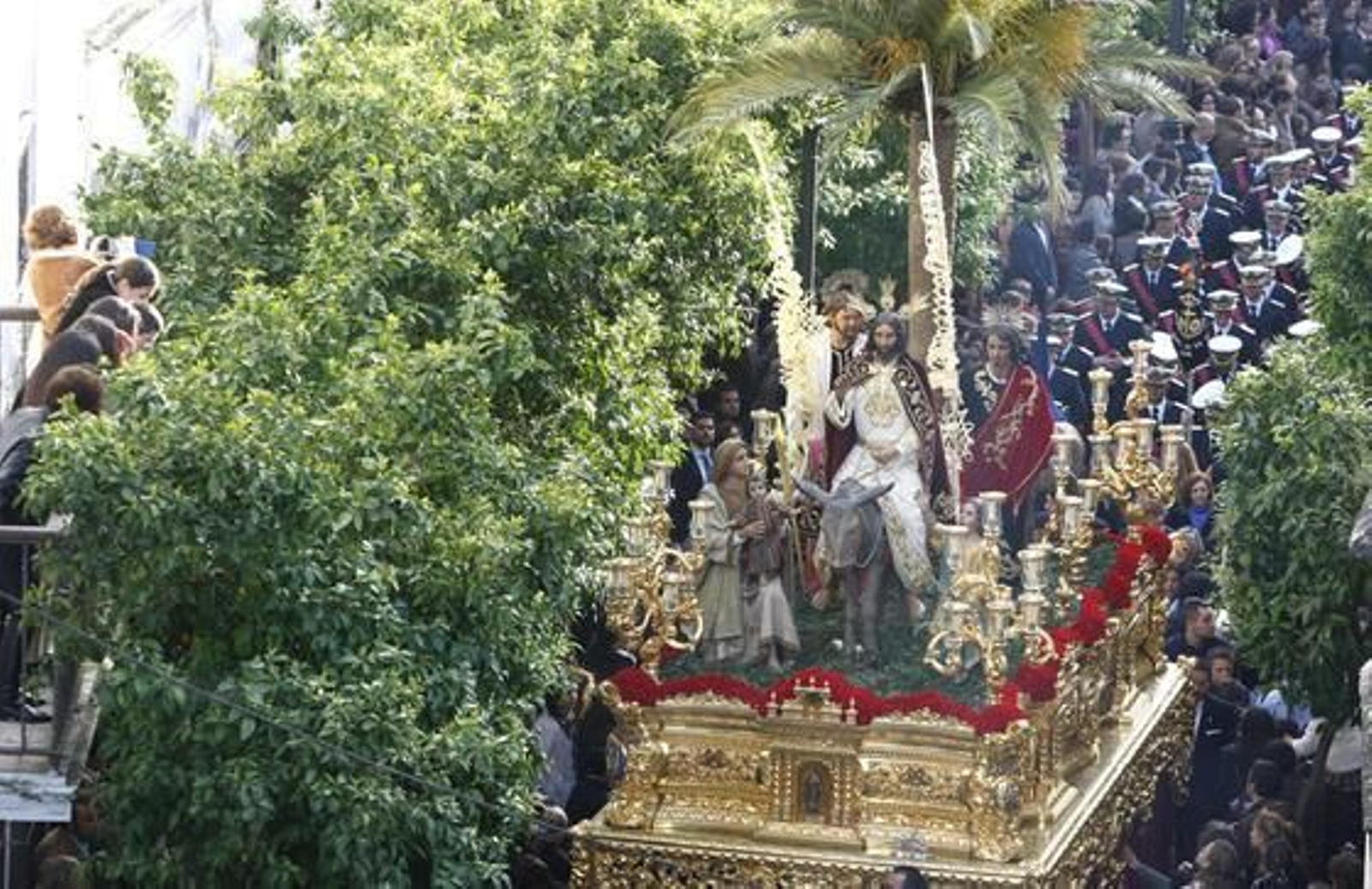 Una imagen clásica de la Semana Santa de Jerez: Cristo Rey entre naranjos al poco de iniciar su procesión.

Foto: Pascual