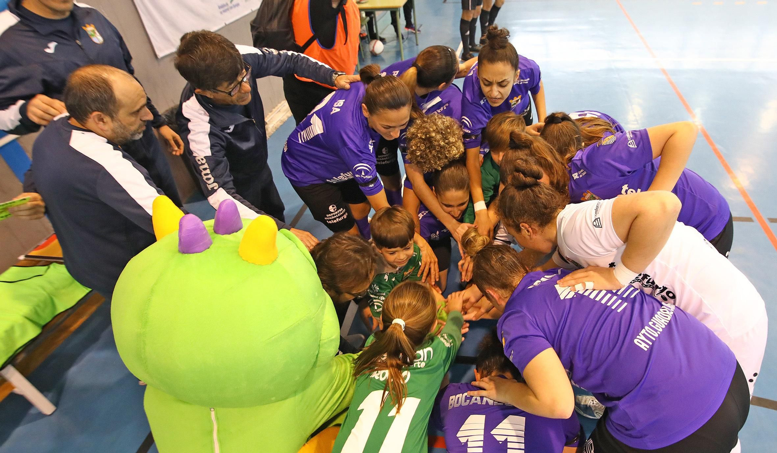 Las jugadoras de Andrés Sánchez se conjuran antes del inicio del partido.
