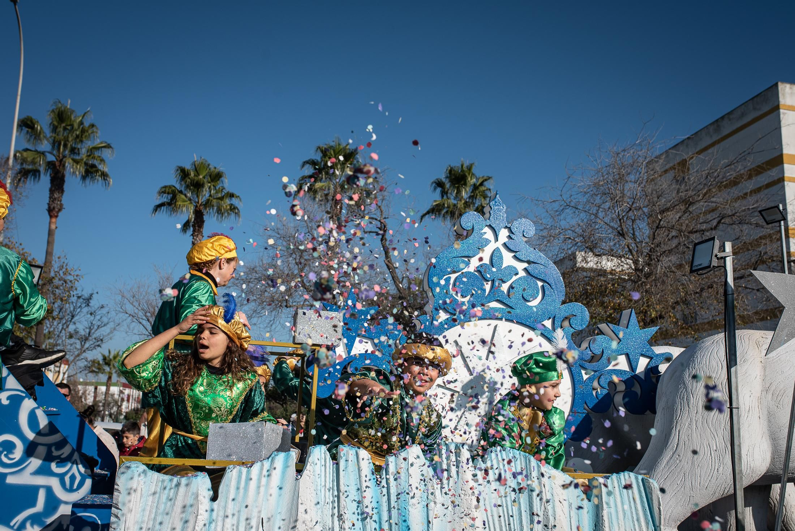 Los Reyes Magos traen la ilusión a los barrios de Huelva, en imágenes