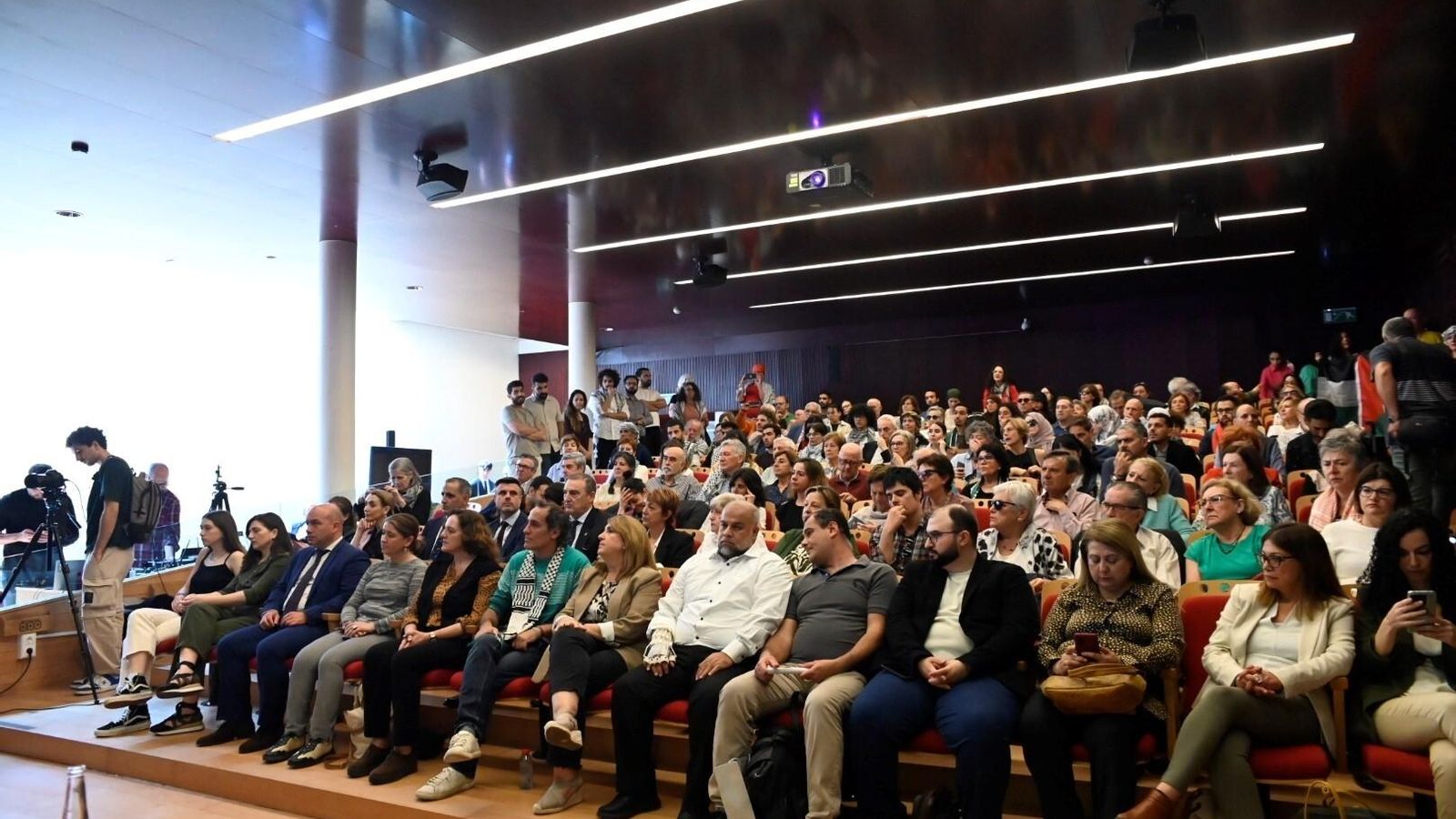 Lleno en el Centro de Recepción de Visitantes para la entrega del Premio Julio Anguita Parrado.