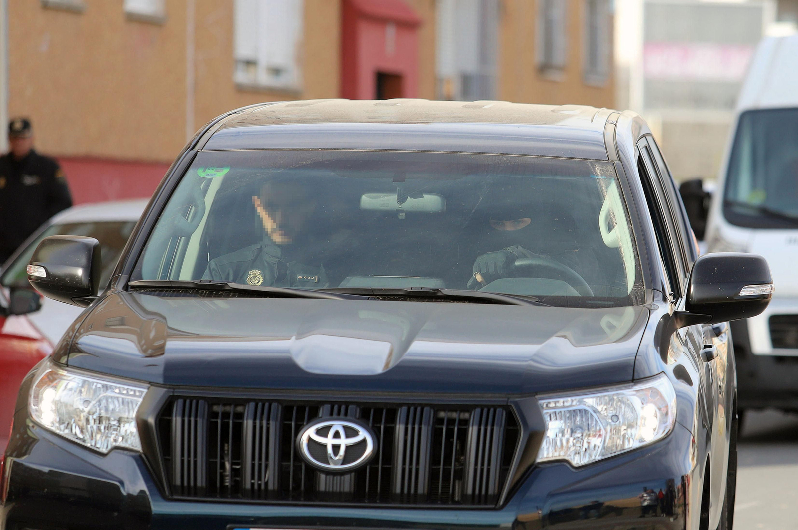 Imágenes del atrincherado que amenazaba con hacer estallar una bombona en el Torrejón, Huelva
