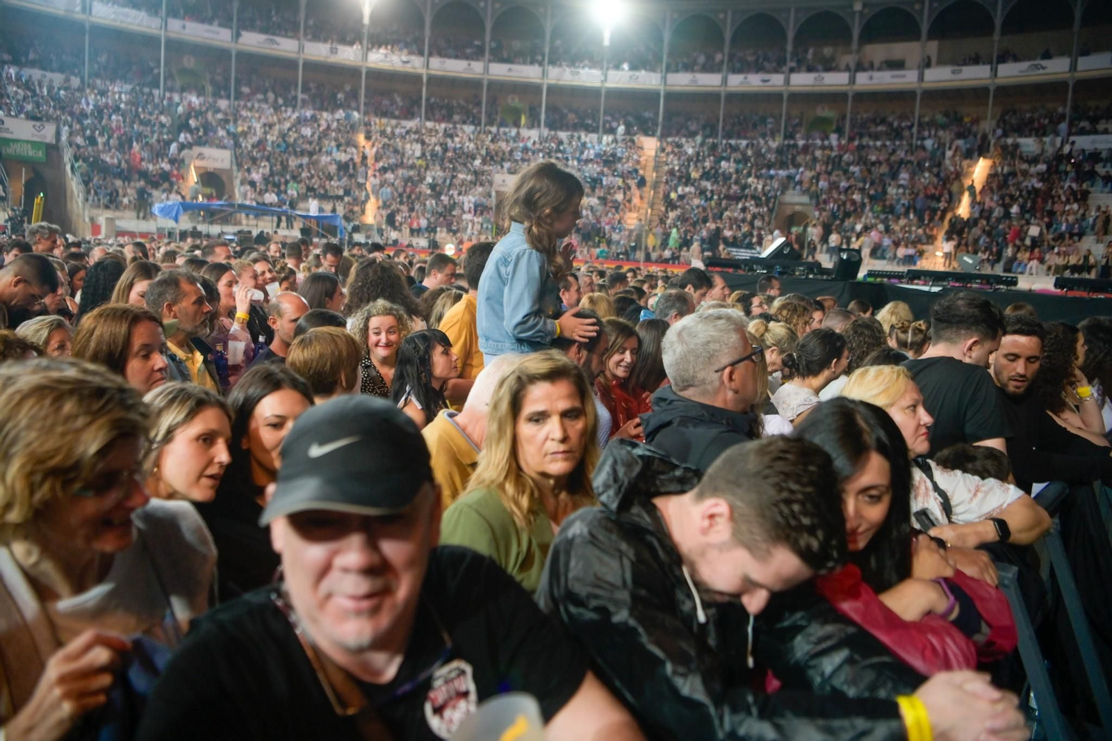 La lluvia de Granada no frena el baño de masas de un Manuel Carrasco ‘Salvaje’