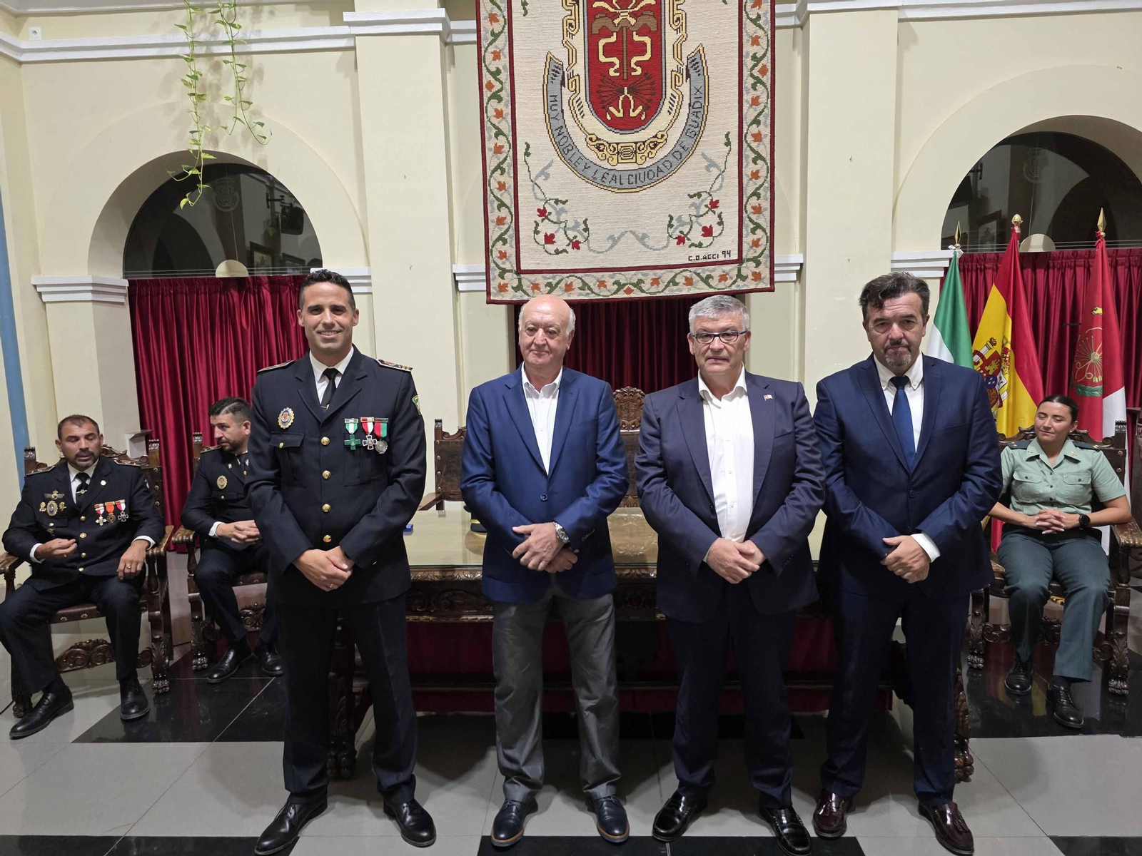 Fotos: La Policía Local de Guadix celebra la festividad de su patrón y reconoce a los agentes jubilados