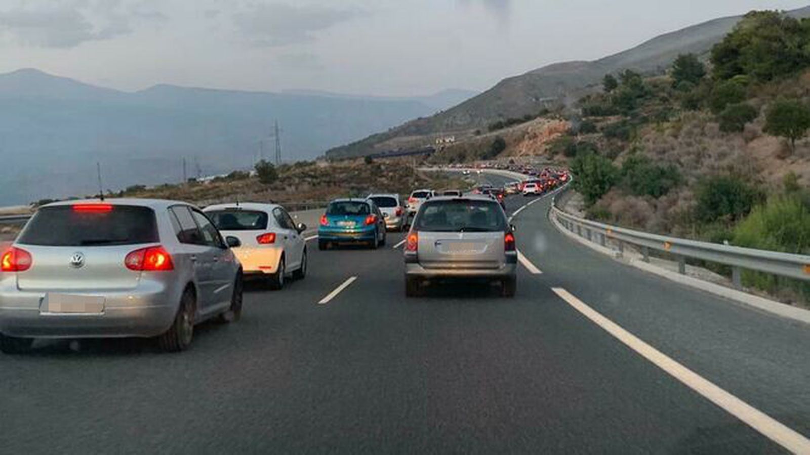 Dos atascos complican la vuelta a Granada de miles de vehículos.