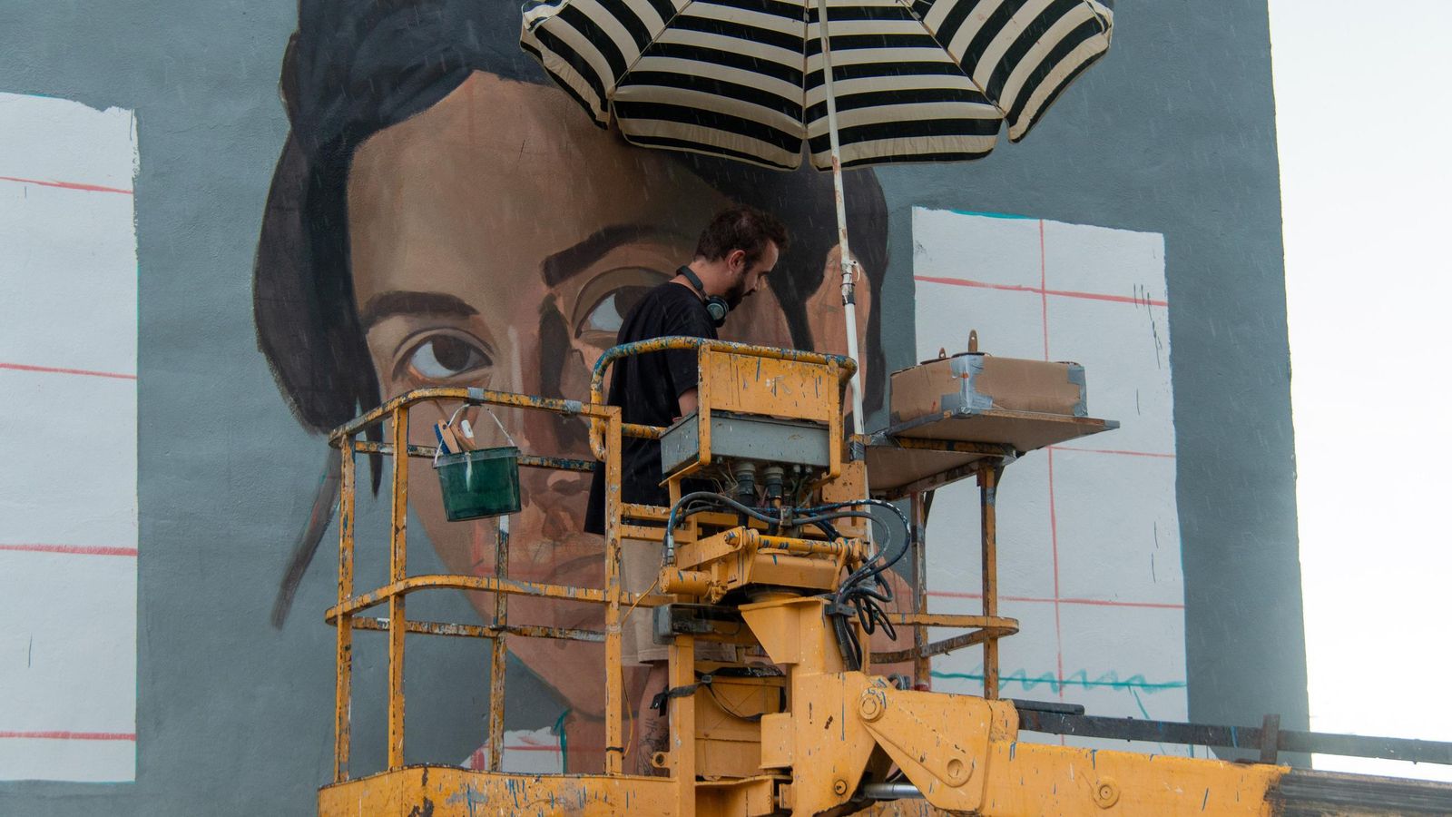Wedo Góas trabajando en su mural