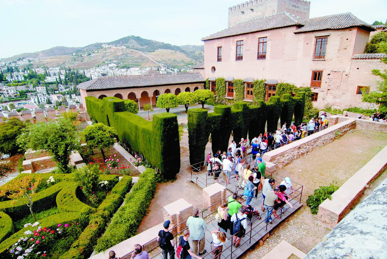 Turistas en la Alhambra en imagen de archivo. Turistas en la Alhambra en imagen de archivo.