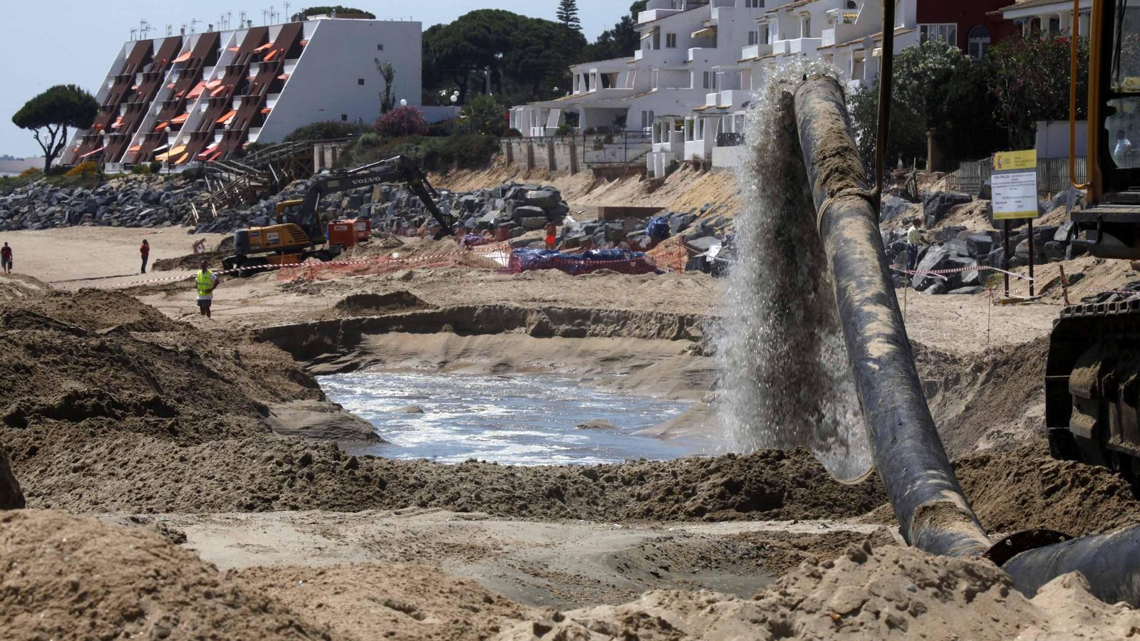 Trabajos de regeneración de arena en El Portil (Punta Umbría), tras el paso de la gran borrasca Emma