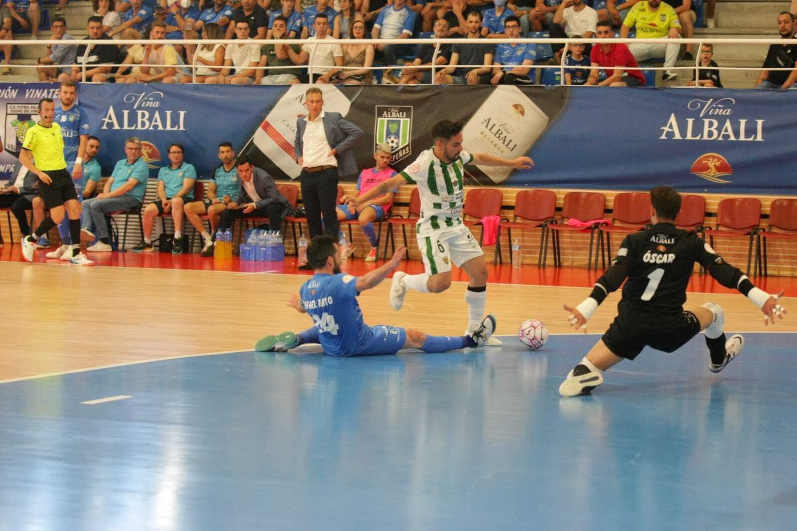 La derrota del Córdoba Futsal ante el Viña Albali Valdepeñas, en imágenes