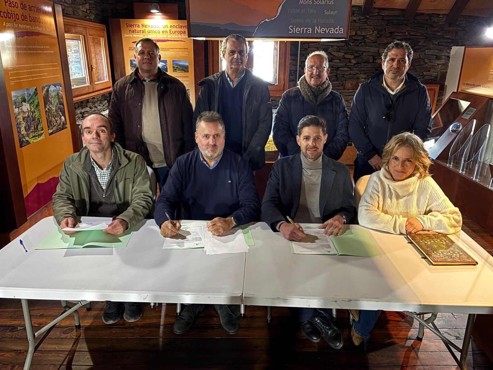 Representantes de la Diputación de Granada, la Diputación de Almería y la Junta de Andalucía durante la firma que autoriza la ocupación de montes públicos en el Puerto de la Ragua, enclave situado en la Sierra Nevada y clave para la reactivación del centro recreativo interprovincial.