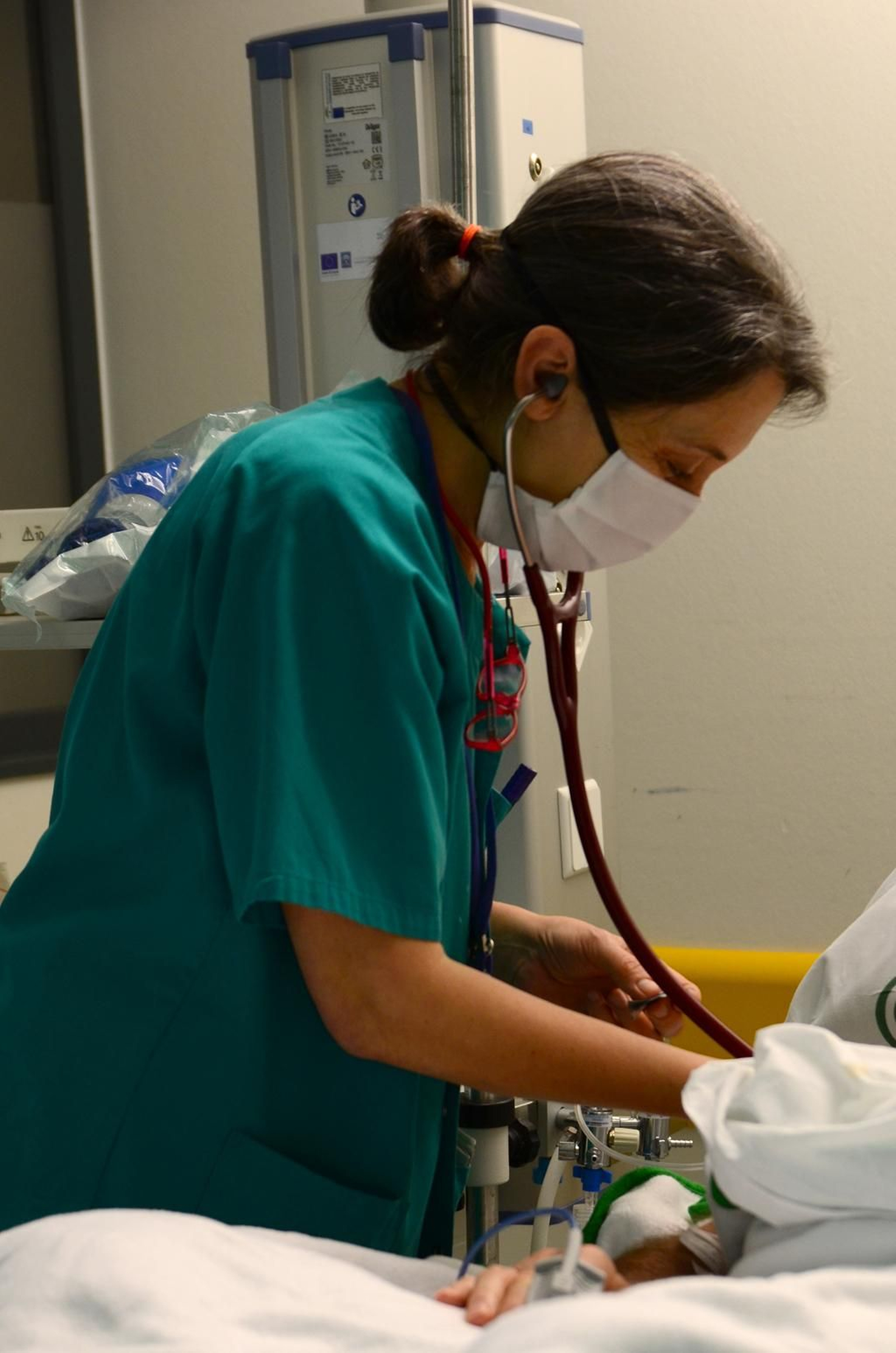 La lucha contra el coronavirus desde la UCI del Reina Sofía, fotografiada por sus profesionales
