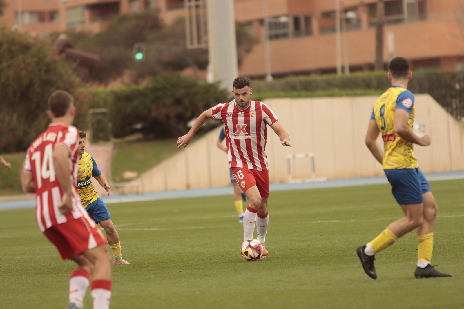 El rojiblanco Cantón conduce el balón ante la presión rival en el encuentro de la pasada jornada.