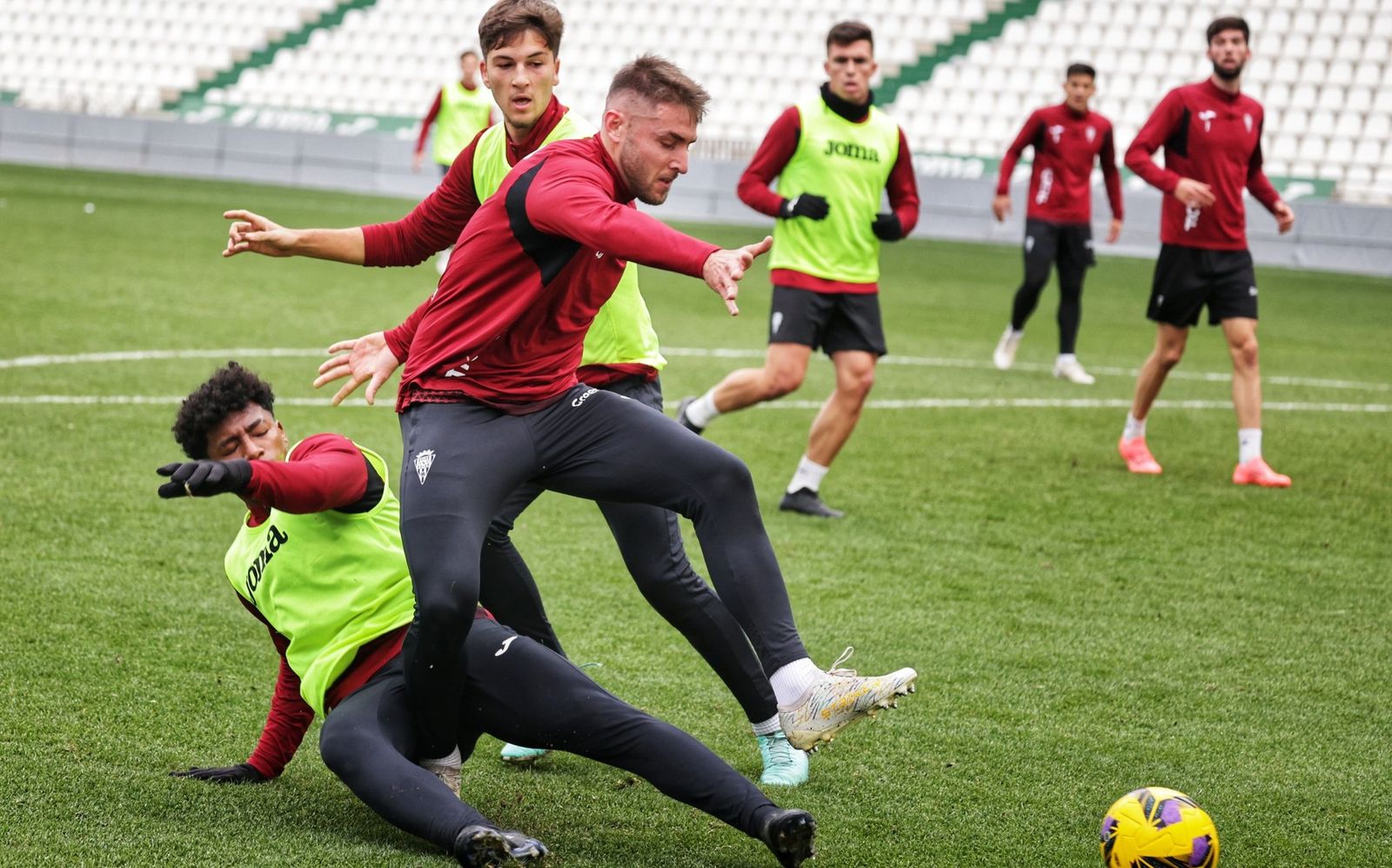 Casas es presionado por dos jugadores del filial.