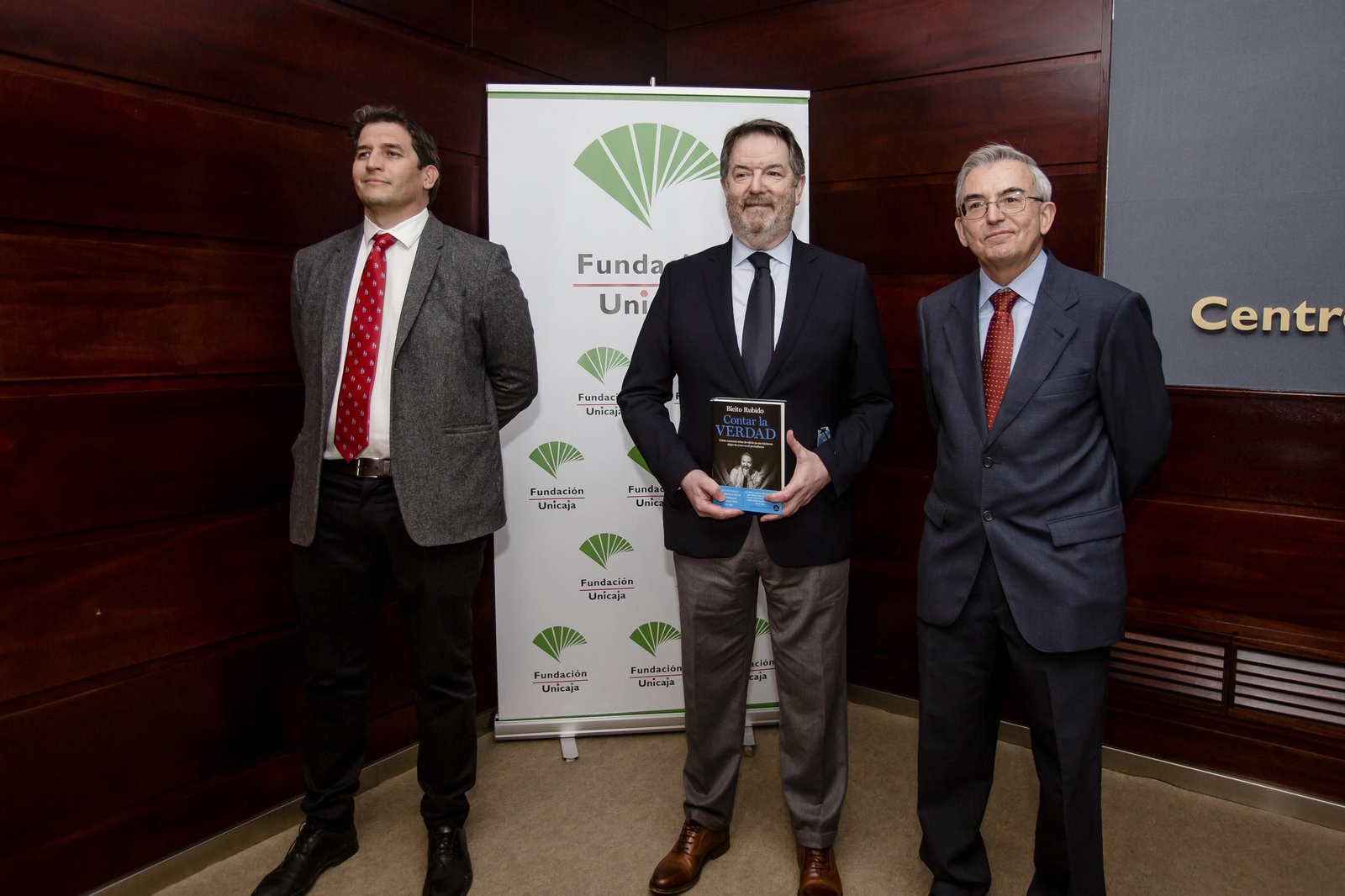 De izquierda a derecha, Rafael Muñoz, de la Fundación Unicaja; el autor del libro, Bieito Rubido, y su presentador en el acto, José Joaquín León.