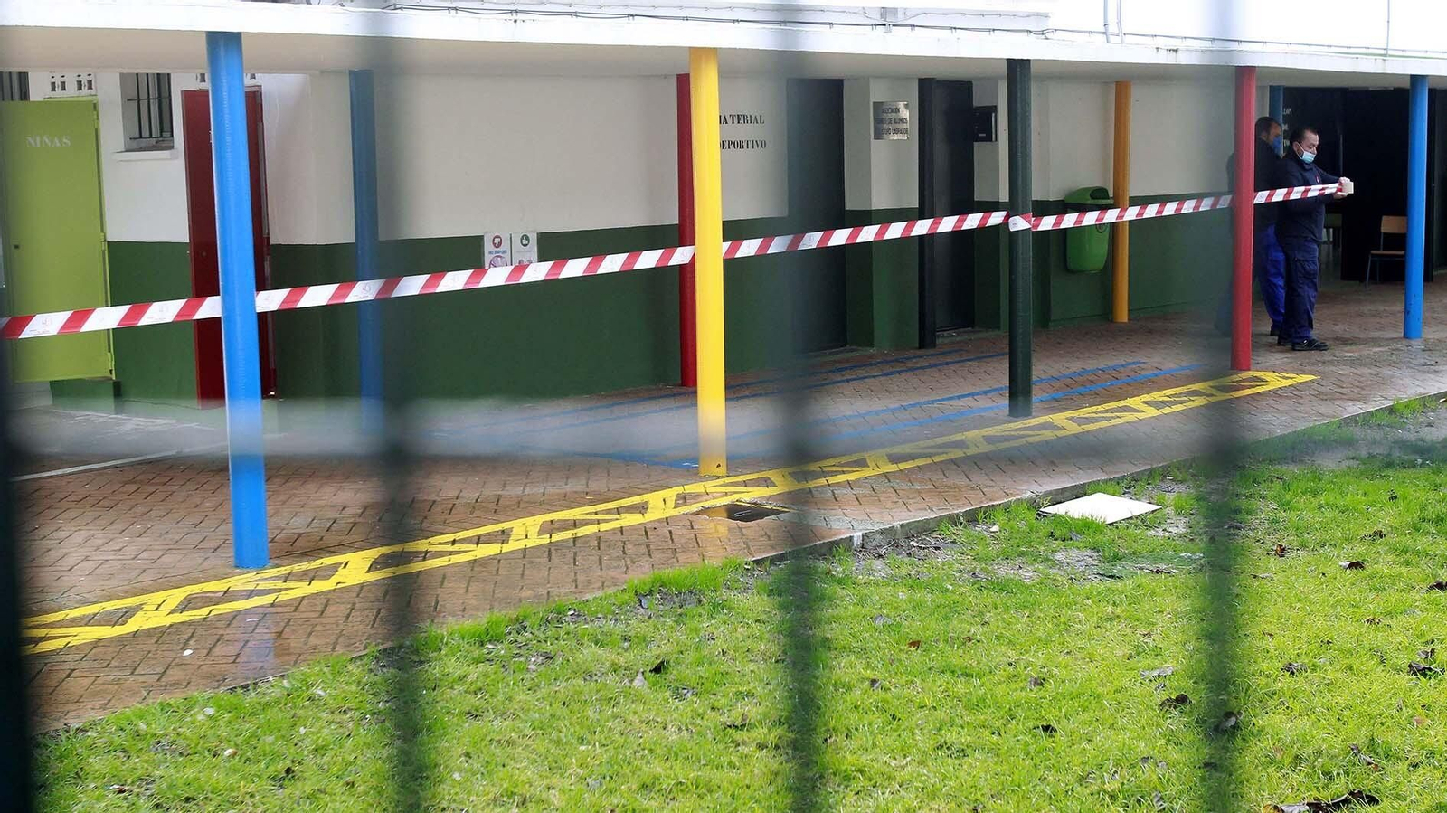 Entrada al colegio San Isidro Labrador en Los Barrios