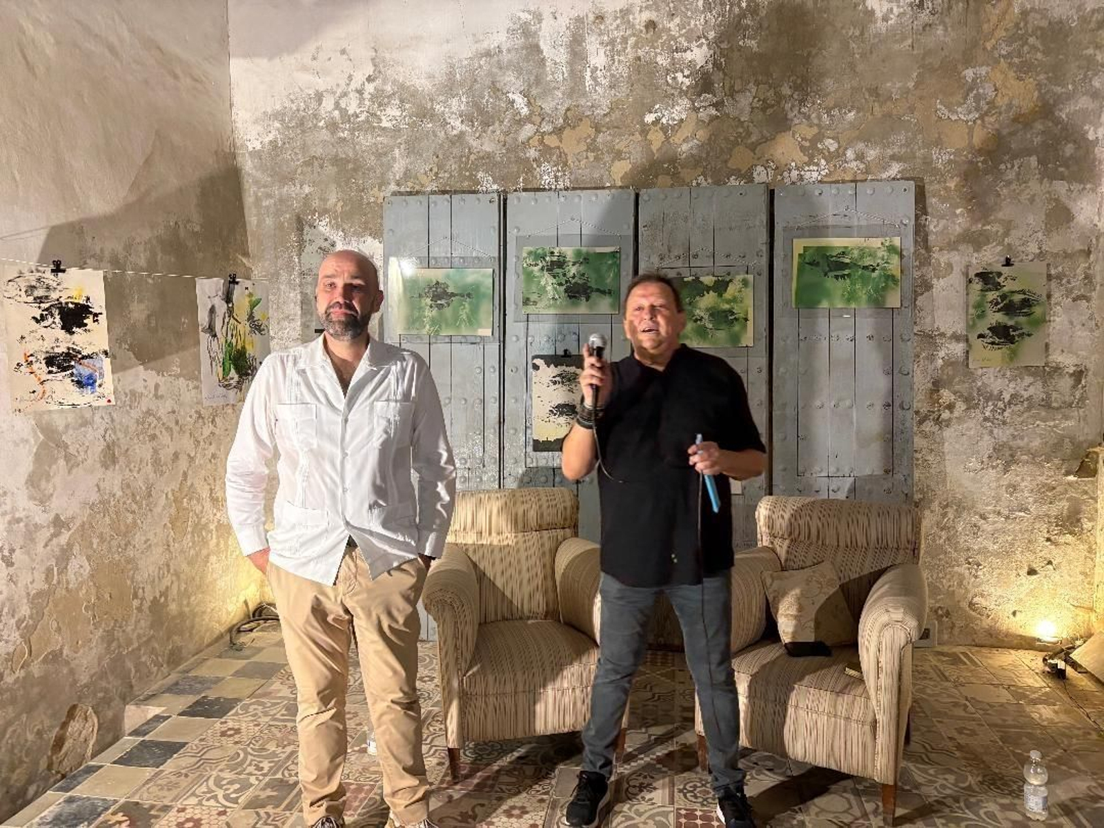 El pintor David del Cura, con el periodista Javier Caraballo, durante la inauguración en la Casa del Reloj.