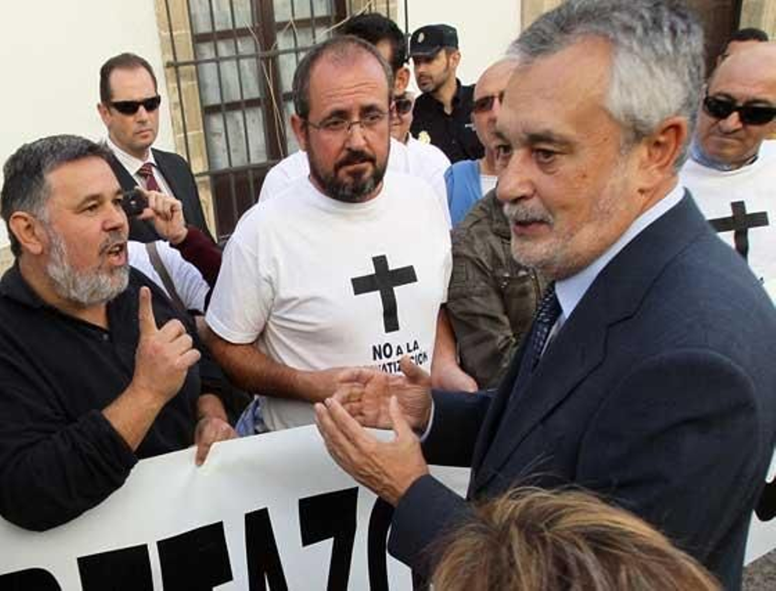 Un centenar de manifestantes pita y abuchea a la alcaldesa y al presidente al llegar al Consistorio donde firma el libro de honor y expresa su "apoyo y solidaridad" a Pilar Sánchez

Foto: Miguel Angel Gonzalez