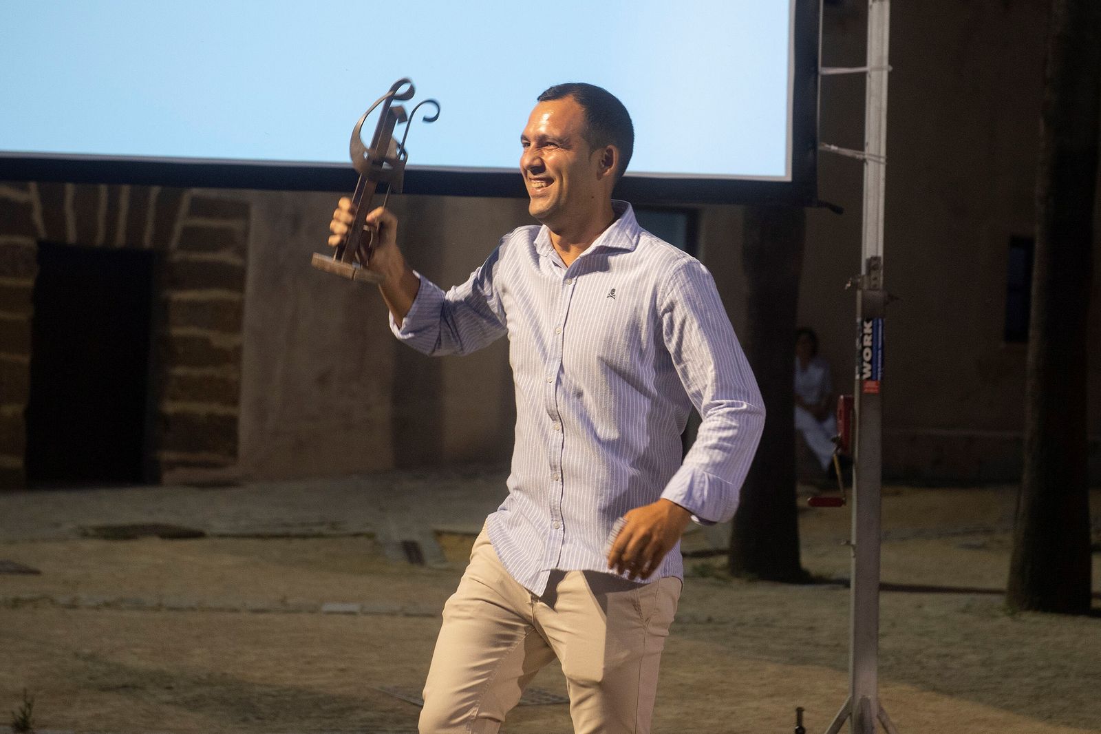 Rafa Burgal enseña el Premio Paco Navarro.