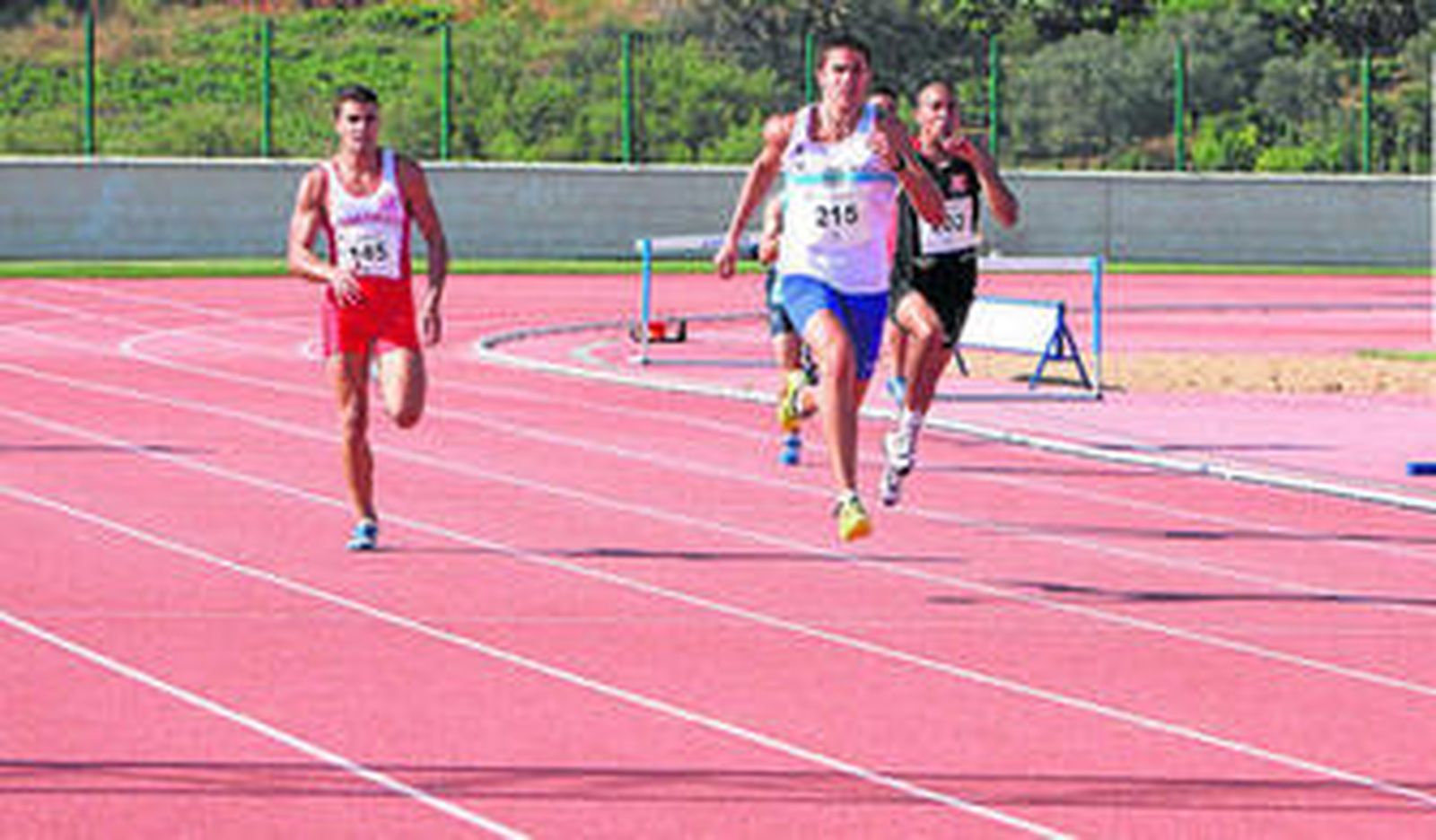 Imagen de una competición en el Estadio Municipal de Atletismo.