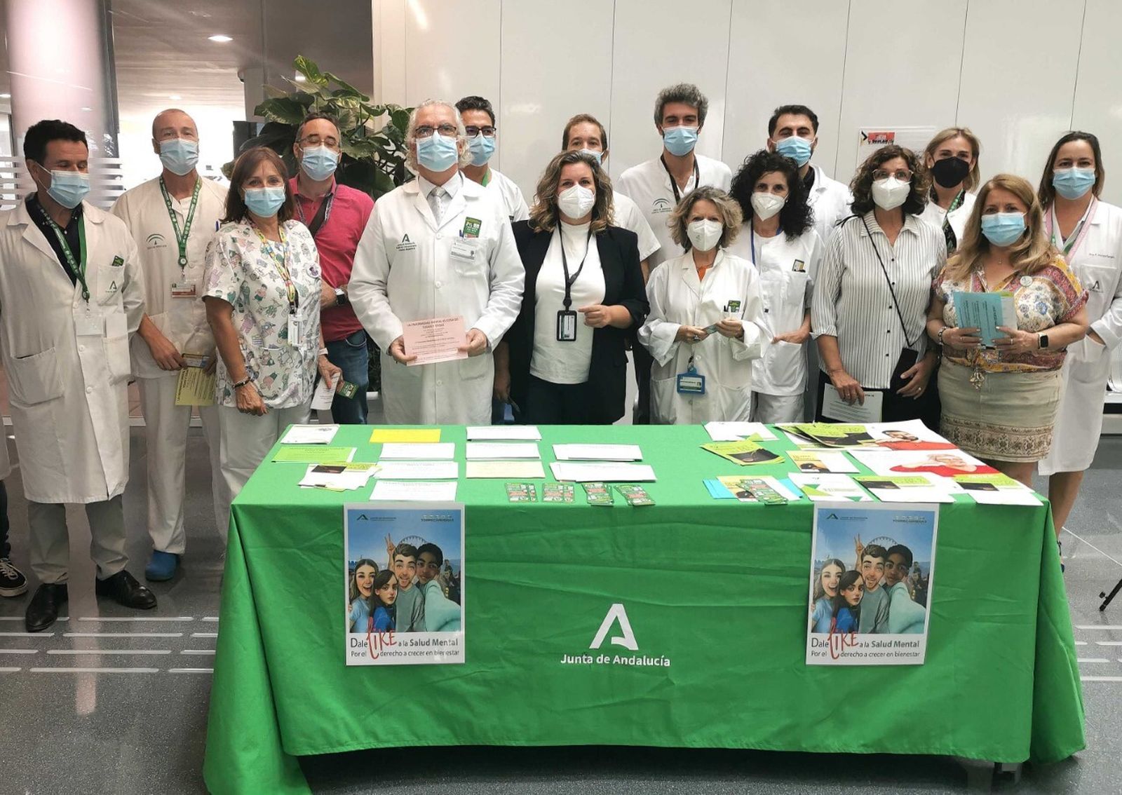 Mesa informativa por el Día Internacional de la Salud mental en el Hospital Universitario Torrecárdenas